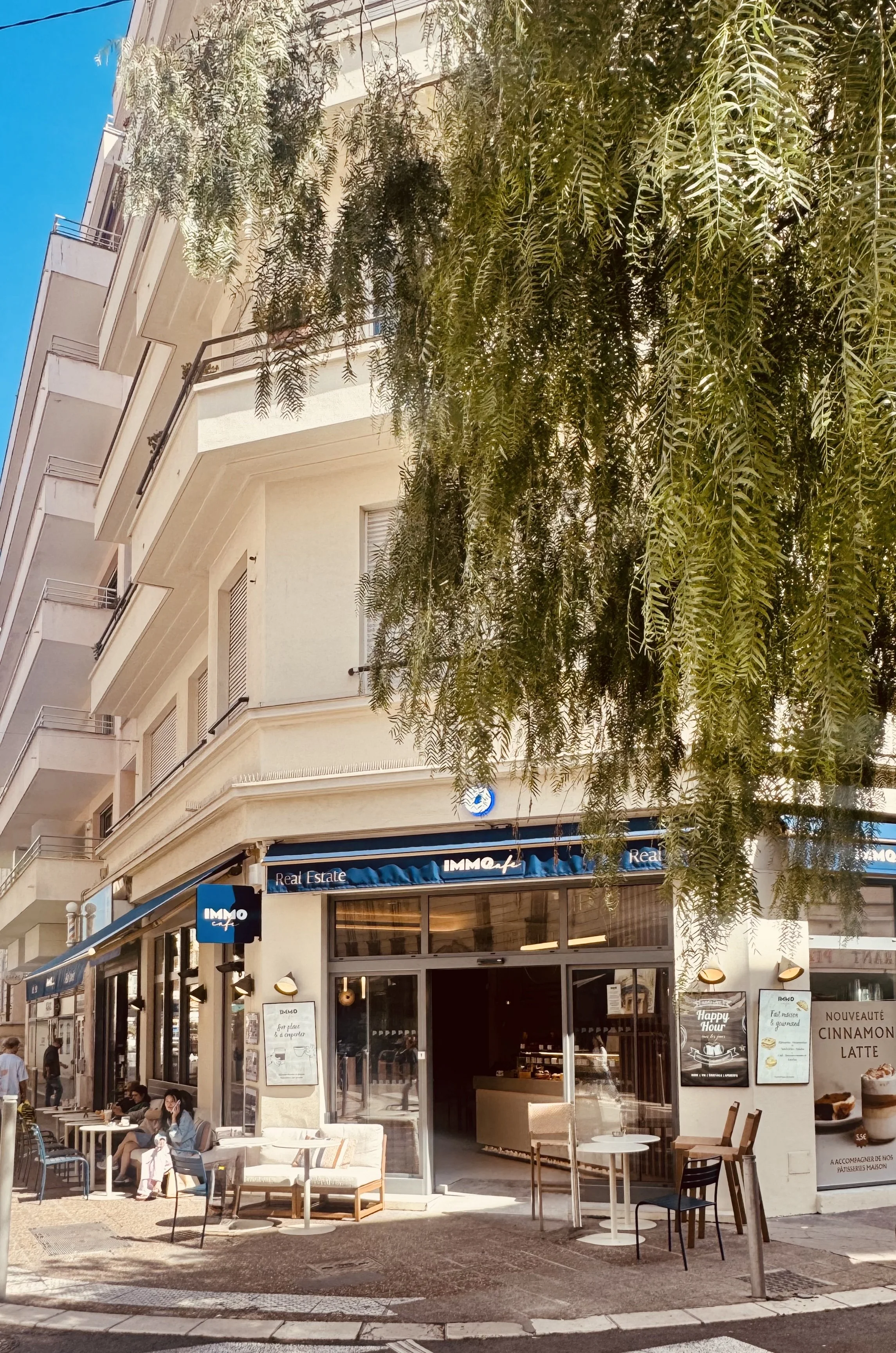 Implantée dans une rue baignée de lumière et encadrée par les façades Art Déco emblématiques du Carré d’Or, la terrasse se présente comme une véritable extension du lieu. Cet espace extérieur permet de doubler la capacité d’accueil du café tout en af