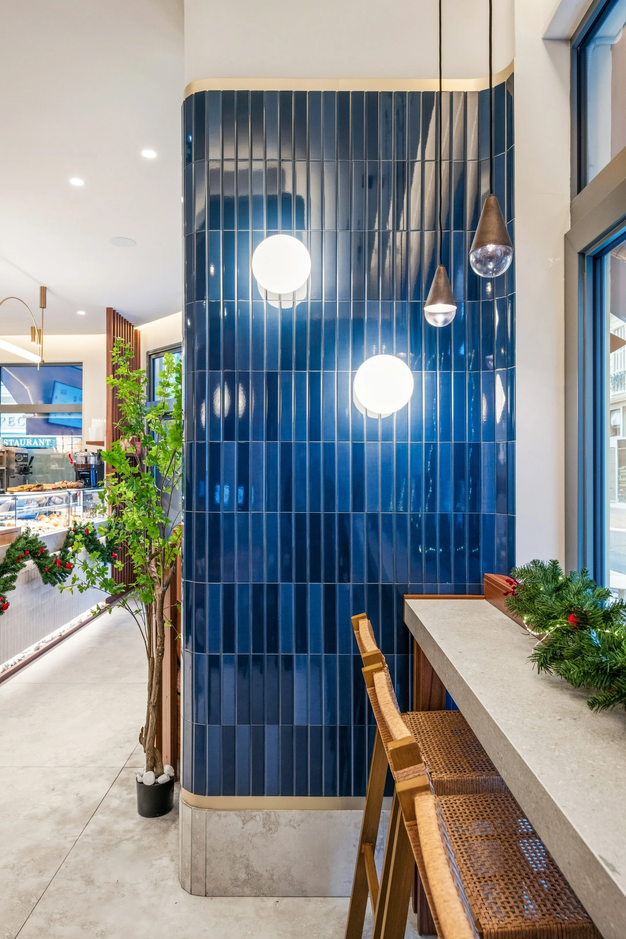 Pour ce projet encore unique à Nice, une évidence s’est imposée : le bleu. Celui des chaises bleues de Nice et de la mer Méditerranée, omniprésente dans l’imaginaire du lieu. Cette teinte devient un véritable fil conducteur, structurant l’ensemble du