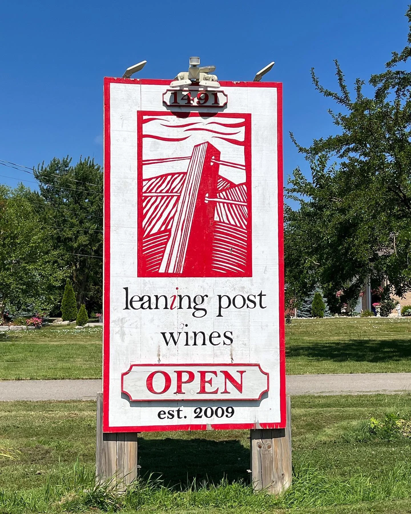 If you&rsquo;re travelling to the &ldquo;Bench&rdquo; area of Niagara wine region, here&rsquo;s a few recommendations:

Malivoire - Gamay (esp Courtney)
Domaine Queylus Winery - Chardonnay, Pinot Noir
13th Street Winery - Gamay (&amp; butter tarts!)
