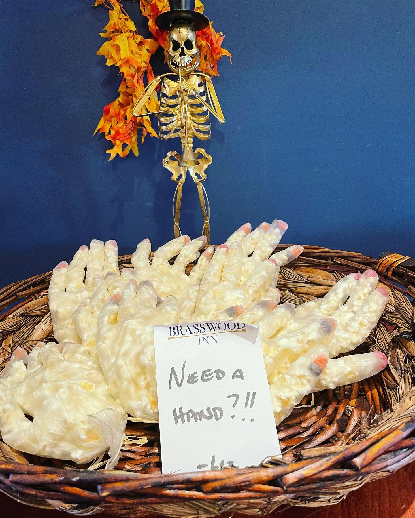 &ldquo;Need a hand?!&rdquo; 🤚🎃🍿 More Halloween treats and festivity from Liz, carefully made by hand (get it??) 

#halloween #helpinghands