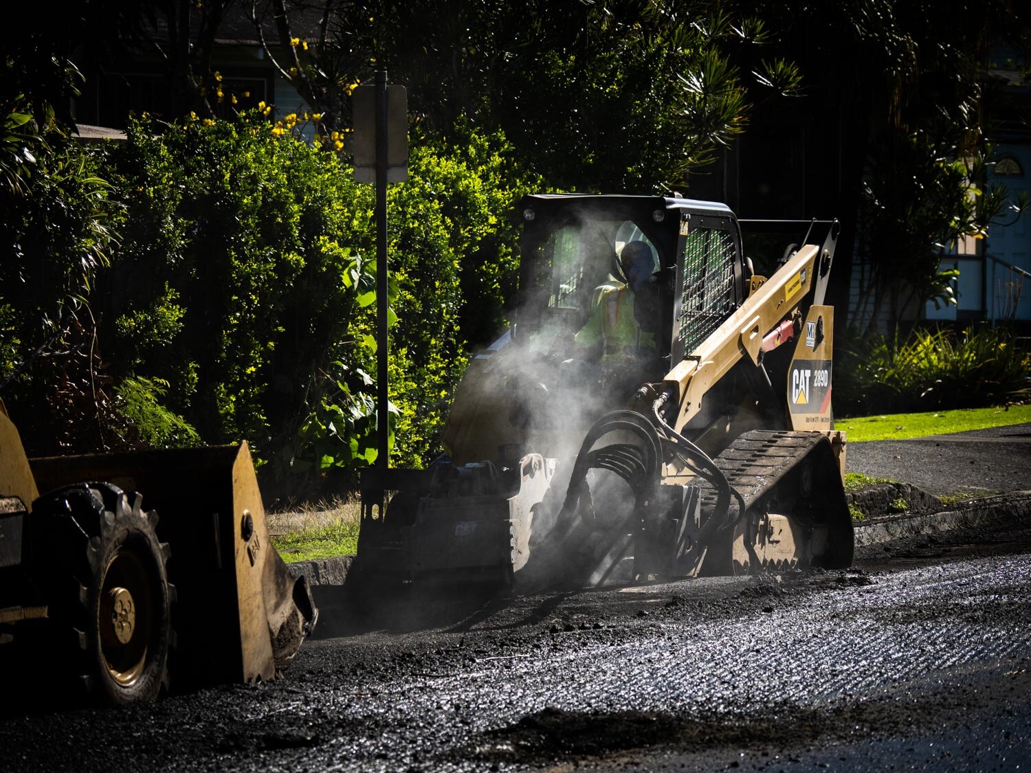 Dueling drivers of road paving construction equipment in Manoa ©HowardWolff 20200227.jpg