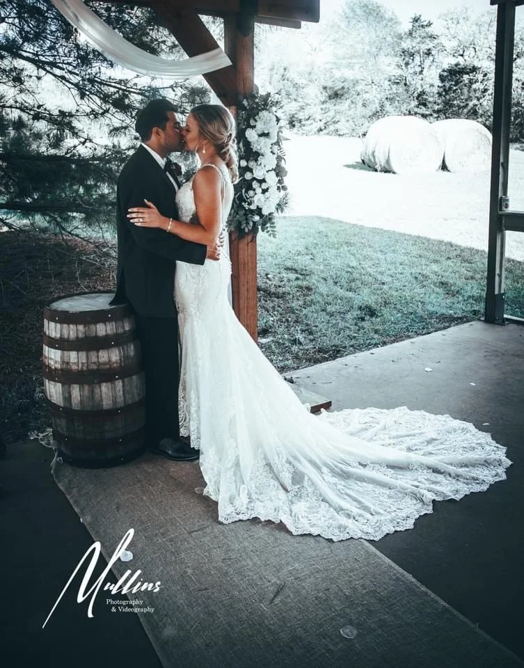 Stephanie&Grantunder arch.jpg