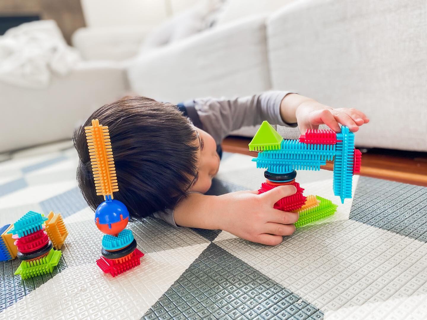 O P E N  E N D E D  T O Y S

The magic of open ended toys! These bristle blocks have been in our toy rotation ever since Lincoln was around 8-9 months old. They are easy for younger babies to stick together and a great toy for toddlers (around 2 year