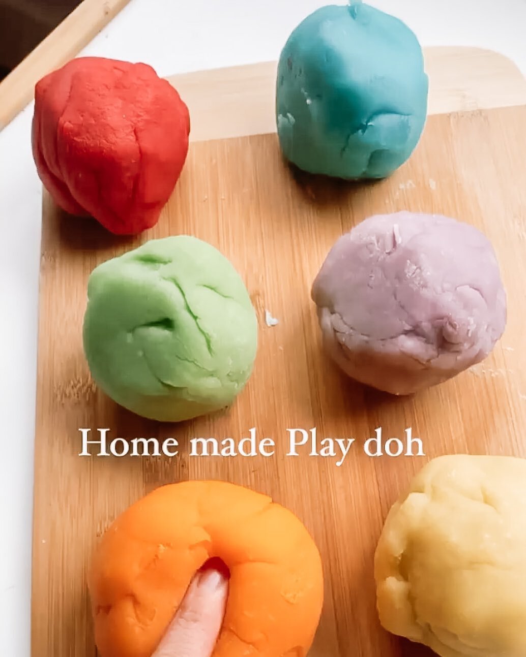 J E L L O  P L A Y D O H 

I love this recipe, the playdoh smells yummy and if you store it in a ziplock bag or containers it stays squishy and soft for a very long time! 

Ingredients:

1 cup flour
✨ 1 cup water
✨ 1/4 cup salt
✨ 2 tablespoons oil
✨ 