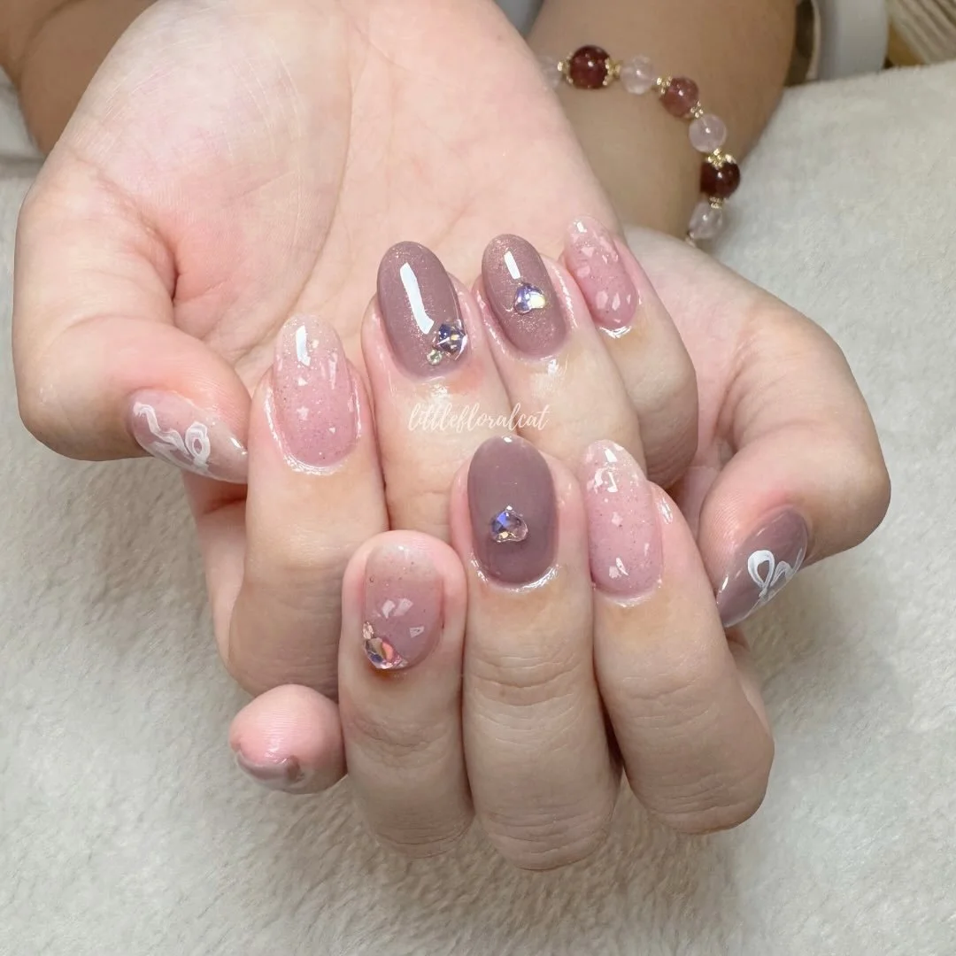 🧴🍇🎀 blushing into fall with soft pinks and cosy mauve

📲 Book your appointment via Whatsapp 97211418, Instagram DM, or Telegram @littlefloralcat

📍317 Outram Road Concorde Shopping Centre #02-30 S169075 (beside Havelock MRT) 

⏰ Open daily 10am 
