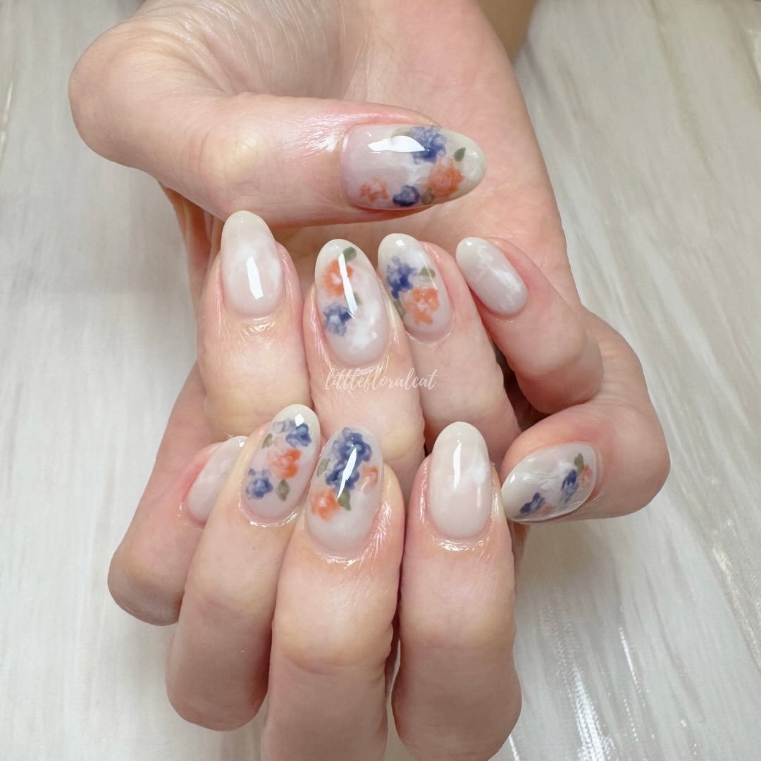 🪻🌼🍃 channeling that girl who sips her afternoon tea with perfect poise but inside she&rsquo;s a rebel overflowing with audacity and dreaming of adventure✨🫖☕️ 

📲 Book your appointment via Whatsapp 97211418, Instagram DM, or Telegram @littleflora