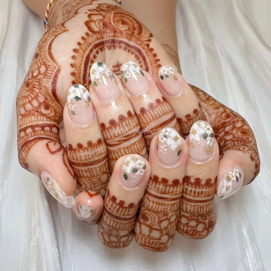 🕊️👰🏻&zwj;♀️💐 pretty bridal florals for this cute bride, love the 囍 incorporated in her henna design plus the other elements unique to her and her partner 🌵🤭💖

📲 Book your appointment via Whatsapp 97211418, Instagram DM, or Telegram @littleflo
