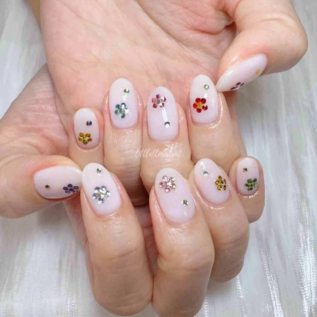 🌸🌺🌼 catching the sun on these sparkling blooms for the perfect summer mani

📲 Book your appointment via Whatsapp 97211418, Instagram DM, or Telegram @littlefloralcat

📍317 Outram Road Concorde Shopping Centre #02-30 S169075 (beside Havelock MRT)