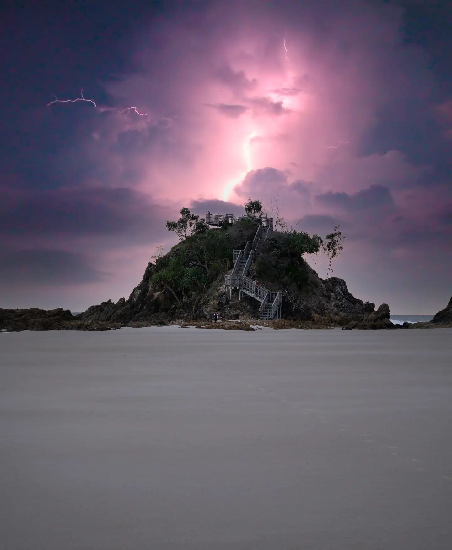 Here comes the storm ⛈️

-

Luminar 🪄  #byronbay