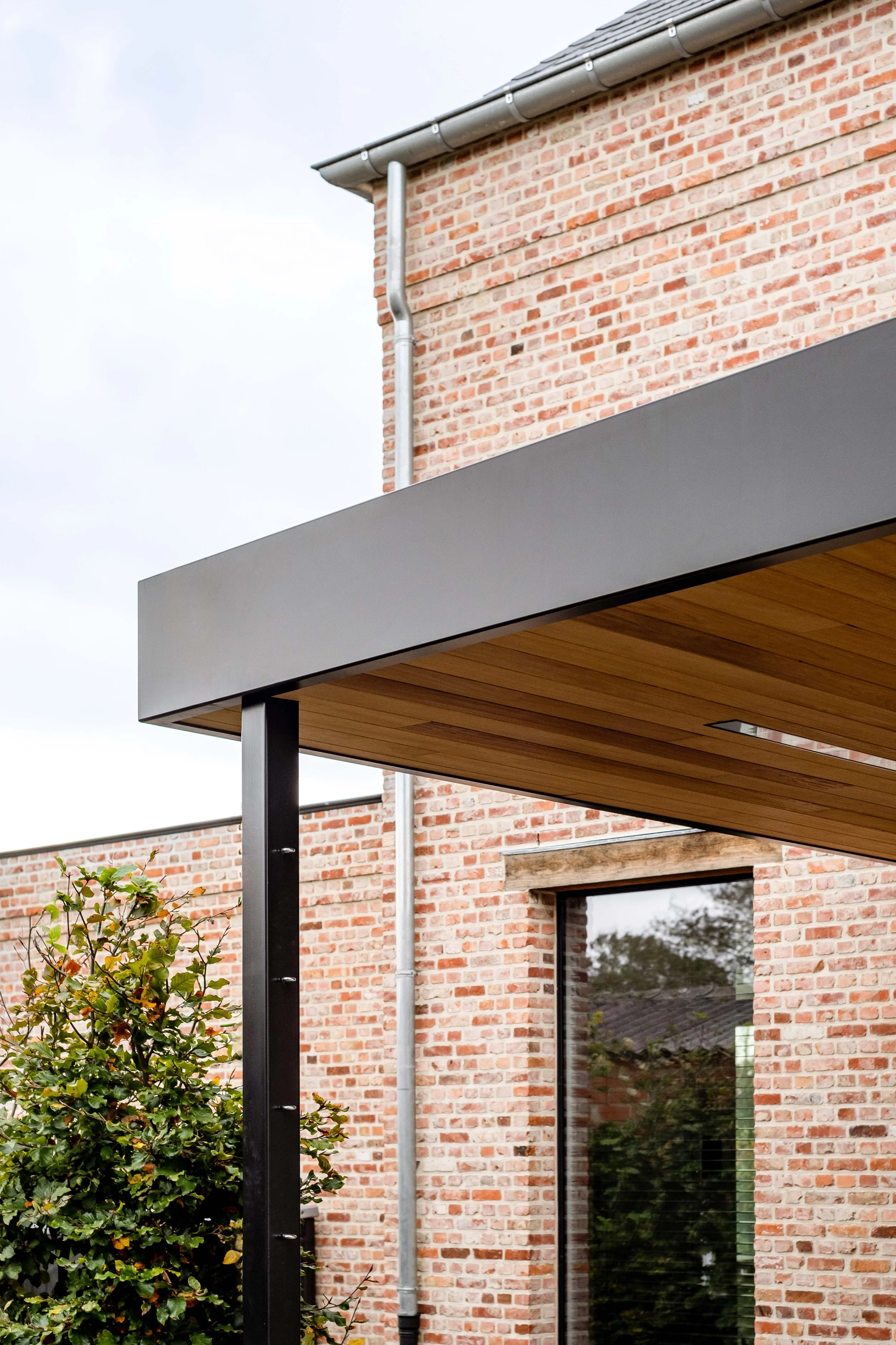 Aangebouwde carport met LED-strips
