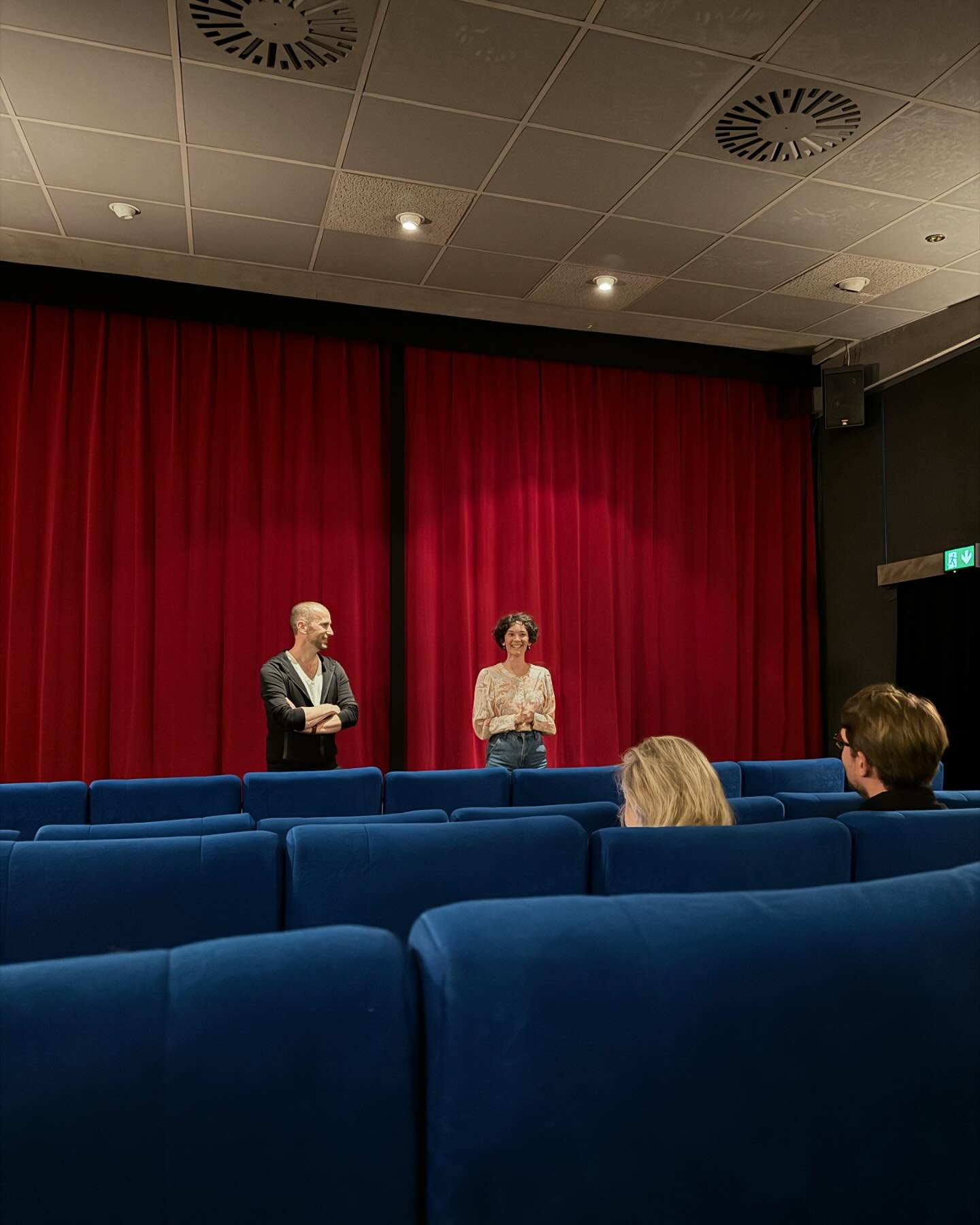 Habe heute die erste Schnittfassung von MARIANENGRABEN gesehen. Holy Moly. Hab so viel gelacht, aber viel mehr geheult. Das ganze Kino lag in Tr&auml;nen, @wastarasagt neben mir meinte: &bdquo;Wenn jetzt das Licht angeht, raste ich aus&ldquo; &ndash;