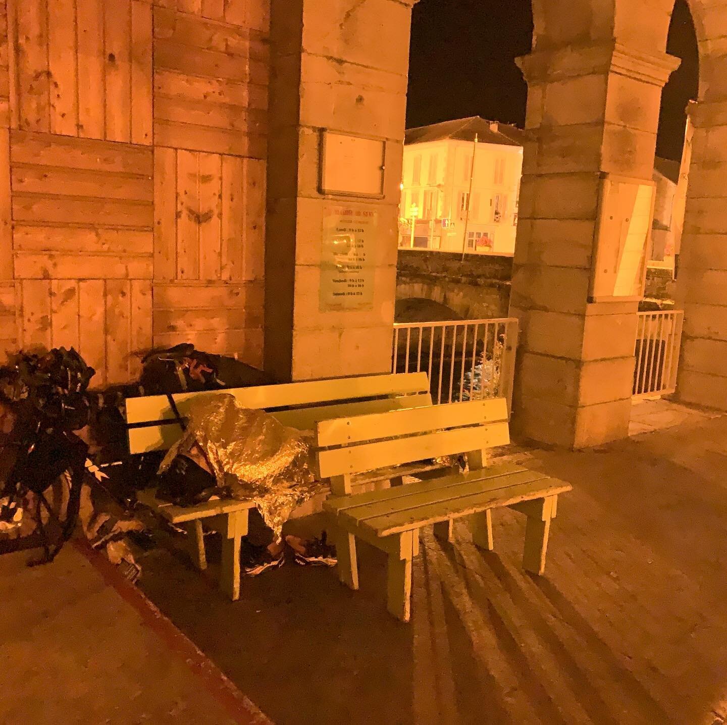 Day 4 / 4e Journ&eacute;e - Ultra Bike Pursuit

Participants were on their way early this morning for their fourth day. 

Yvonnick and Chris each found a roof to sleep a few hours. Yvonnick found a bench under the village city hall next to the river 