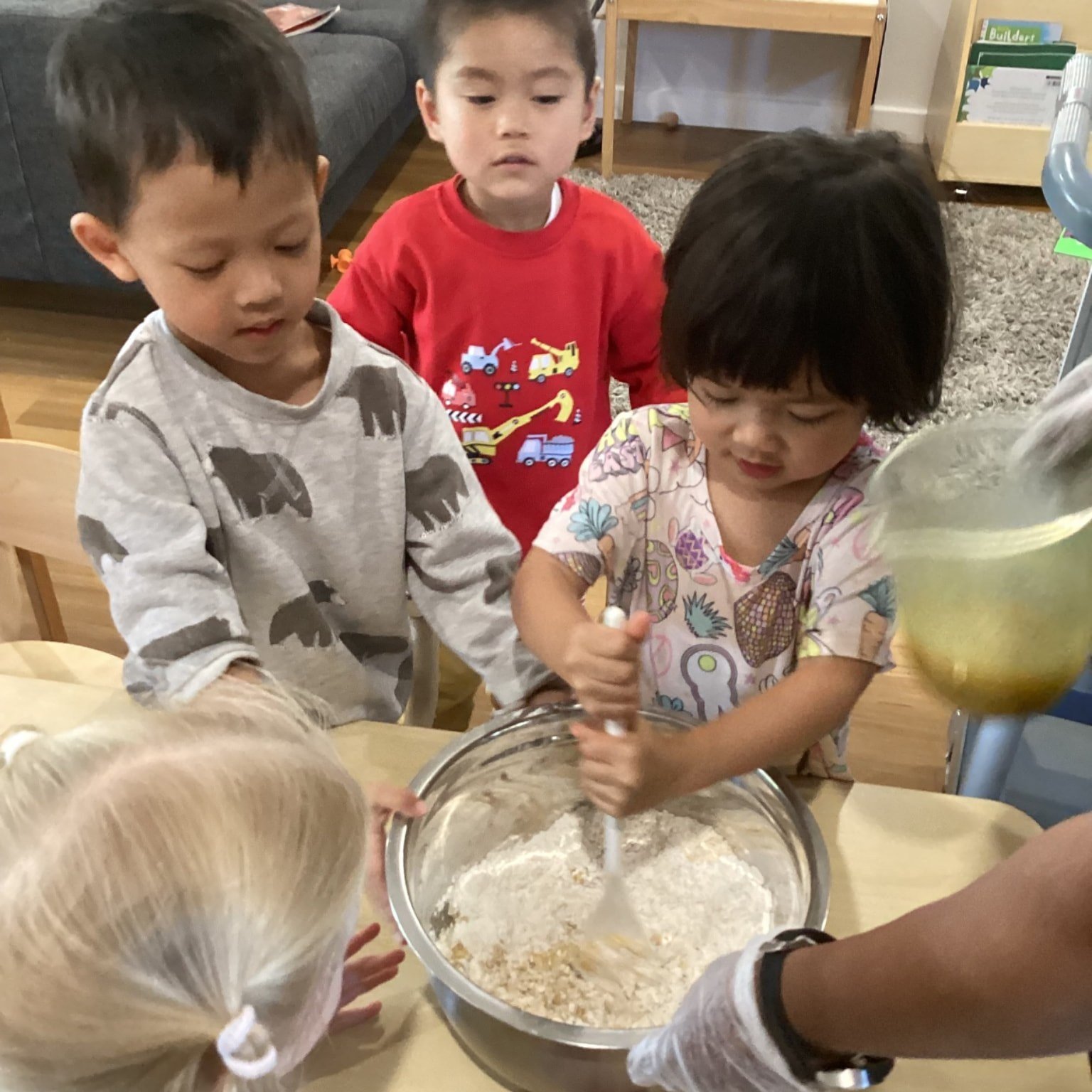 🌟✨ Exploring History Through Taste: Making ANZAC Biscuits with Our Little Chefs! 🍪🎩

At ILO Hampton Park, we recently embarked on a heartwarming journey through history as our children rolled up their sleeves and got busy making ANZAC Biscuits! 🇦