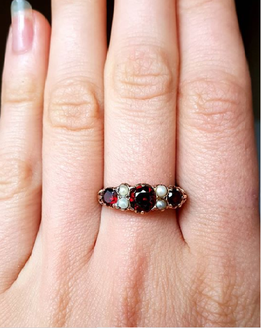 garnet-pearl-9ct-hand.png