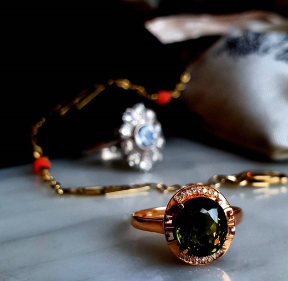 18ct+Rose+Gold+ring+with+Diamonds+and+a+sparkly+green+Tourmaline.png