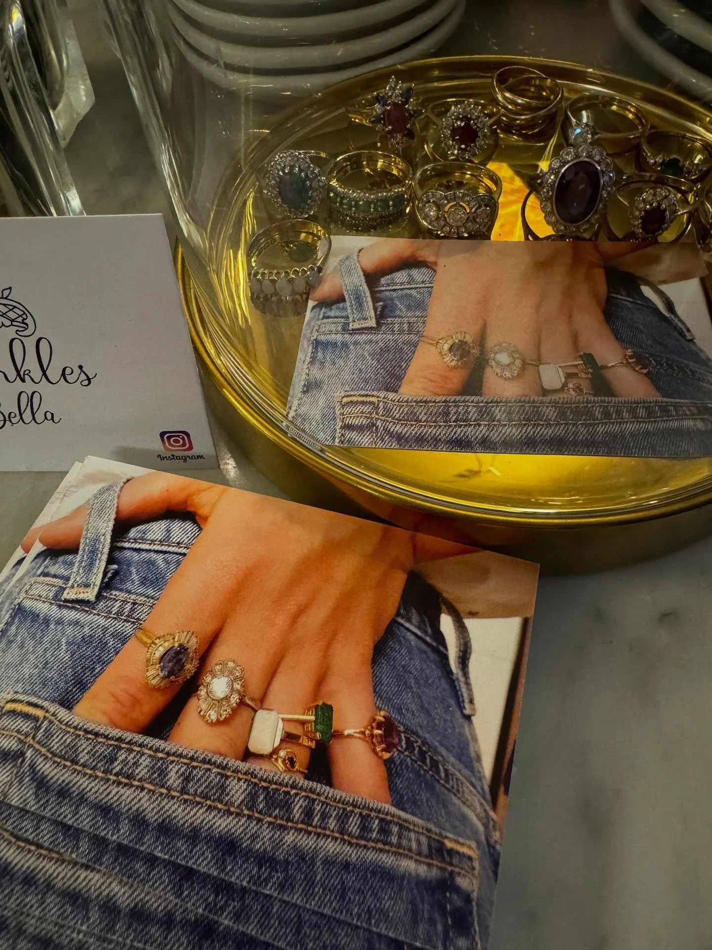 🌹 Roses are red, sapphires are blue&hellip;
Your dream ring is here, waiting for you ☕💍

#DiamondsAndCoffee #RingsAndRoses #sparklesbybella