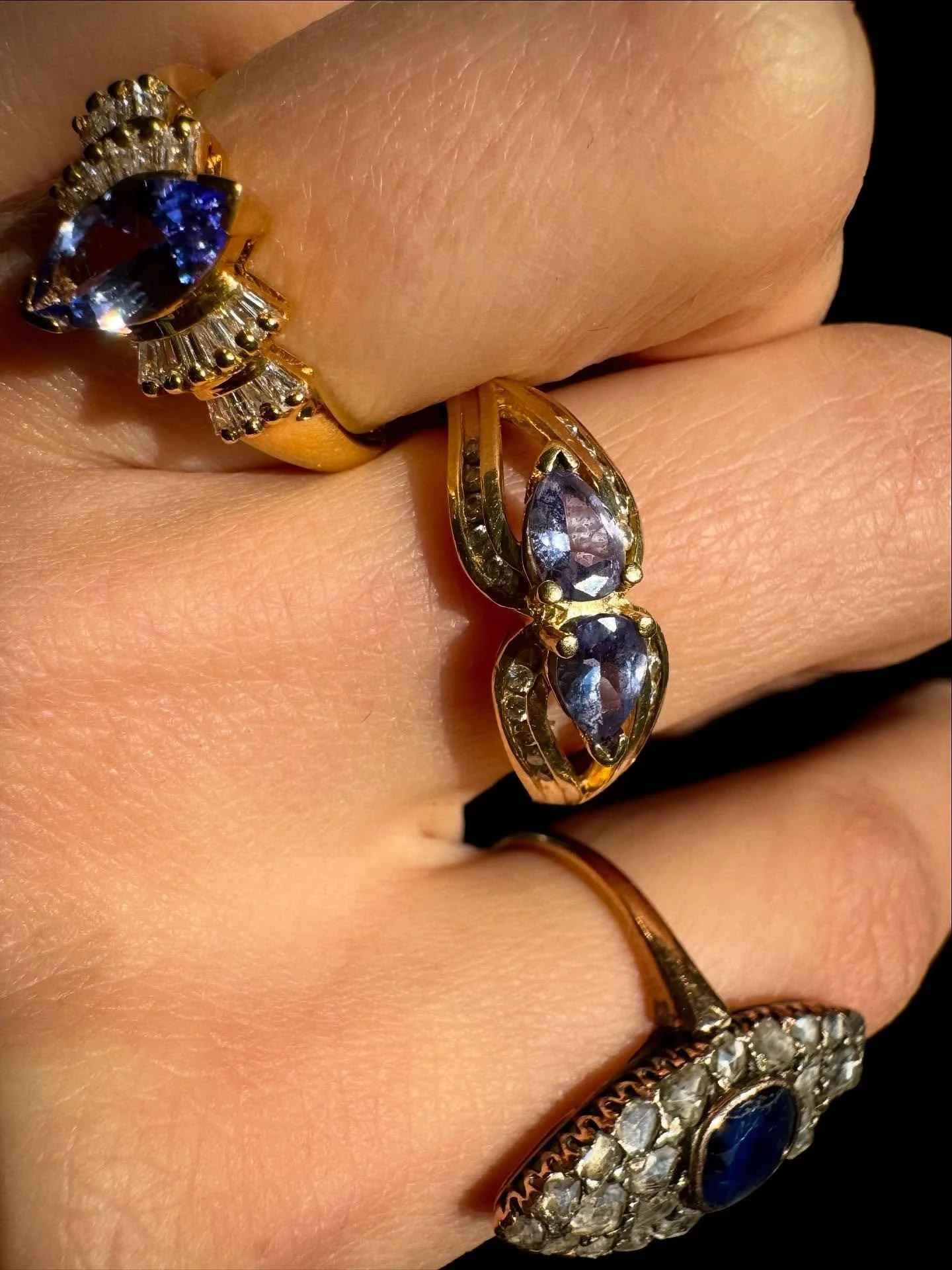 Because every woman deserves to gift herself natural gemstones set in gold.💙💍✨
Discover the Tanzanite & Diamond ring - link in bio. 
#sparklesbybella #antiquejewelery #naturalgemstones #tanzanitering #naturaldiamonds #solidgold #14k #sparkleof