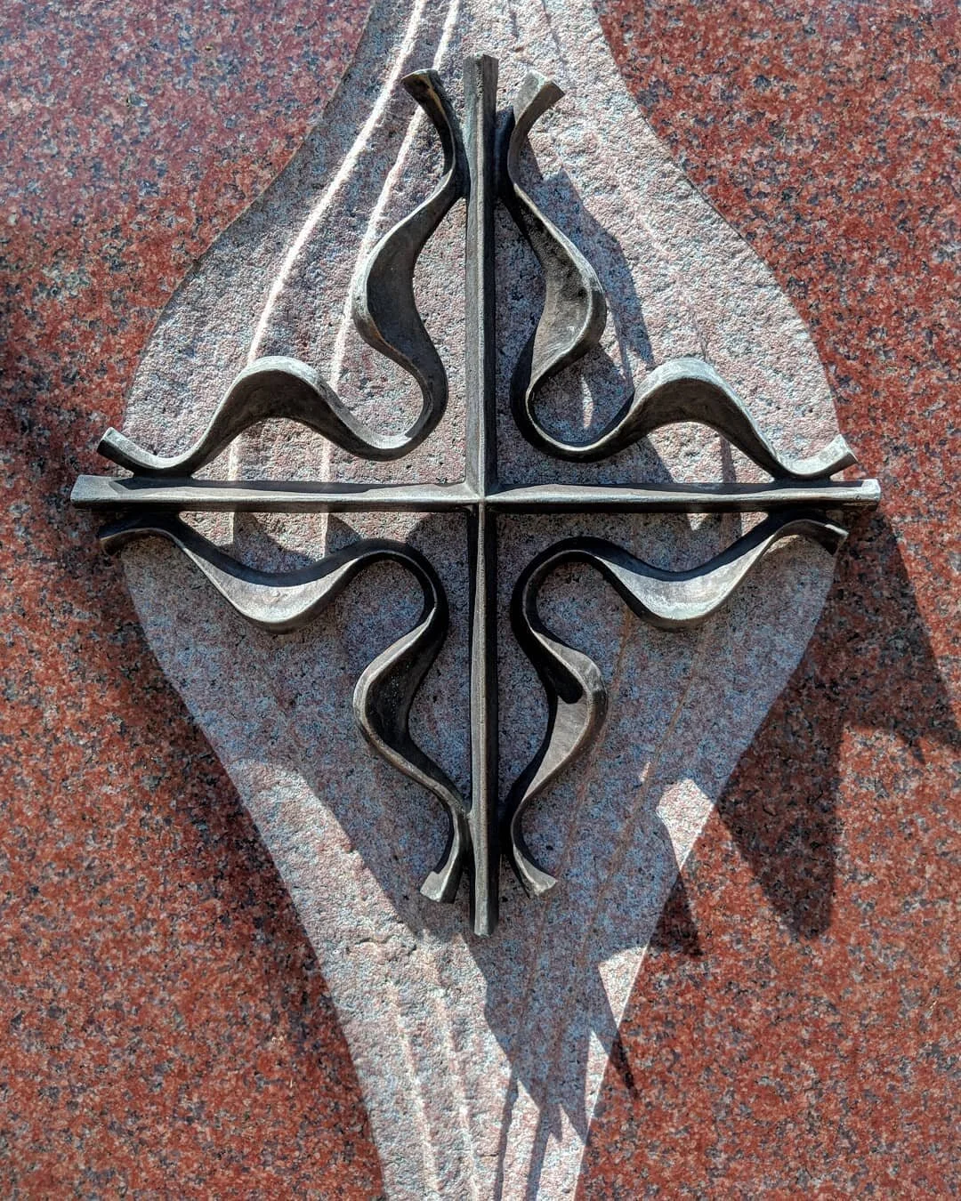 Contemporary bronze and sculpted accent on India red granite. .
.
.
#bronze #cross #contemporary #modern #memorial #headstoneart #detail #monument #redgranite #sculpture #sculpted #carved #cemeteryart #hillcrestcemetery #conwaysc #metal #copper #desi