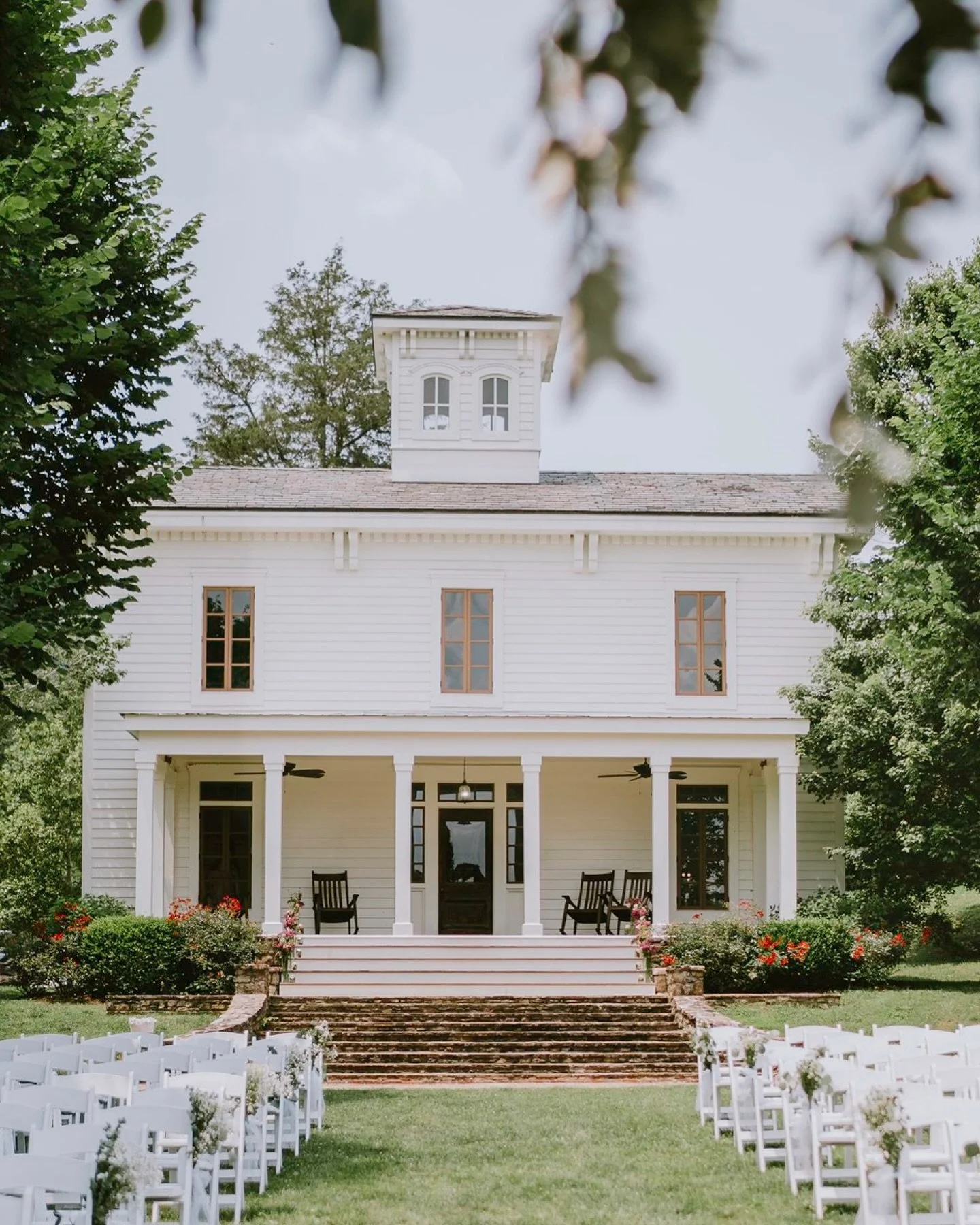 so much to share of this sweet couple&rsquo;s wedding but I&rsquo;ll start here 🫶🏻

Take this Florida girl back to the mountains pls and thank you 🌄

Venue: @thehomesteadvenue 
Photographer: @floraivyphoto 
Florist: Gail Wall

#jacksonvillephotogr