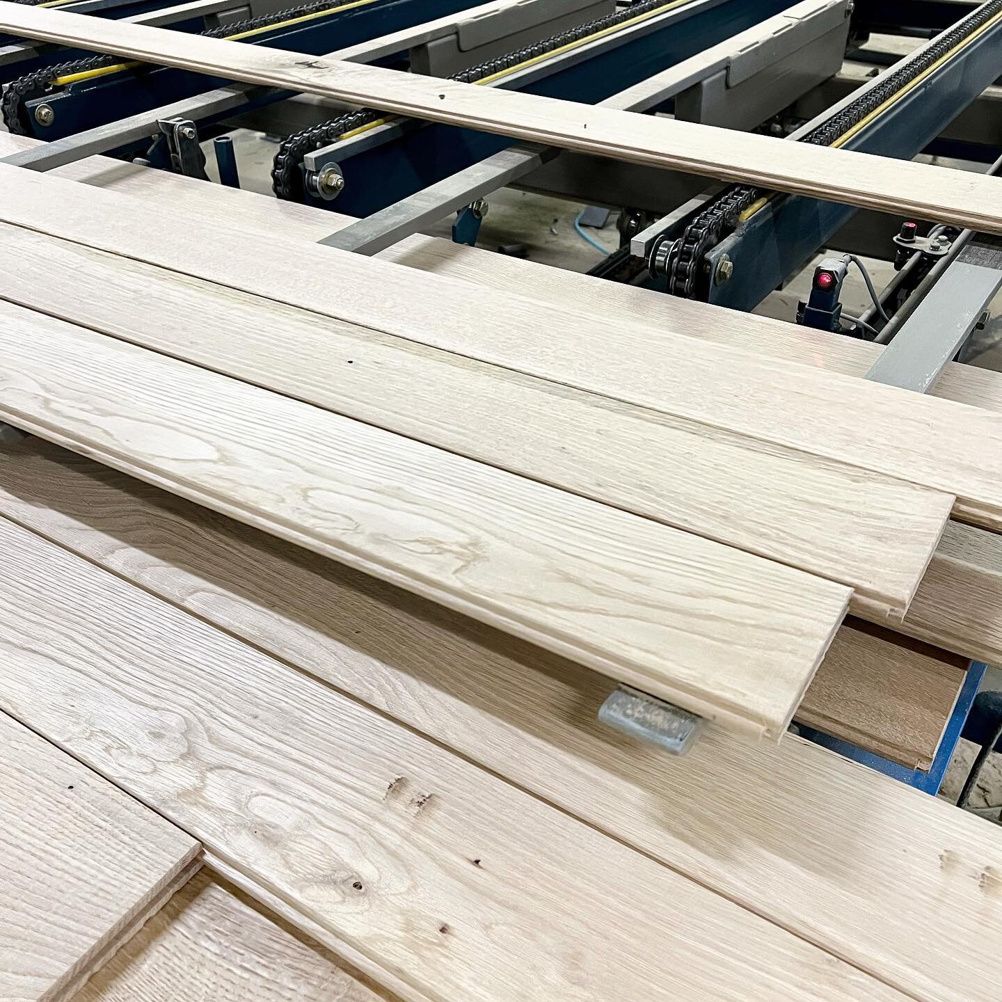 #smartstacker stacking up random width floor planks coming off the moulder line @eutree.
.
.
.

#materialshandling #lumbermachine #conveyor #conveyors #conveyorsystems #lumberequipment #lumberhandling #lumberautomation #lumberprocessing #woodsorting 