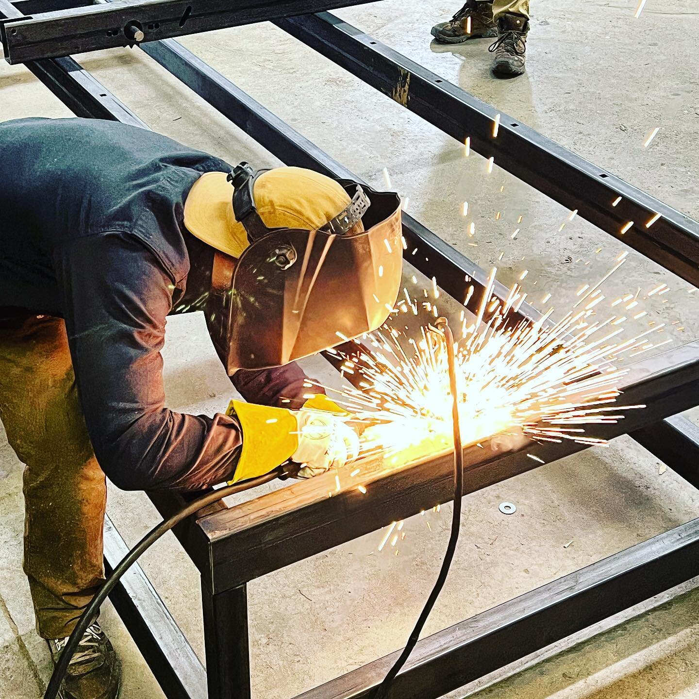 BTS crafting frame for a custom automatic transfer conveyor.
.
.
.
#welding #welder #transferconveyor #conveyor #conveyors #conveyorsystems #metalwork #metalworker #metalworkshop #automation #woodworkingmachinery #lumbermachine #woodmachinery #woodma