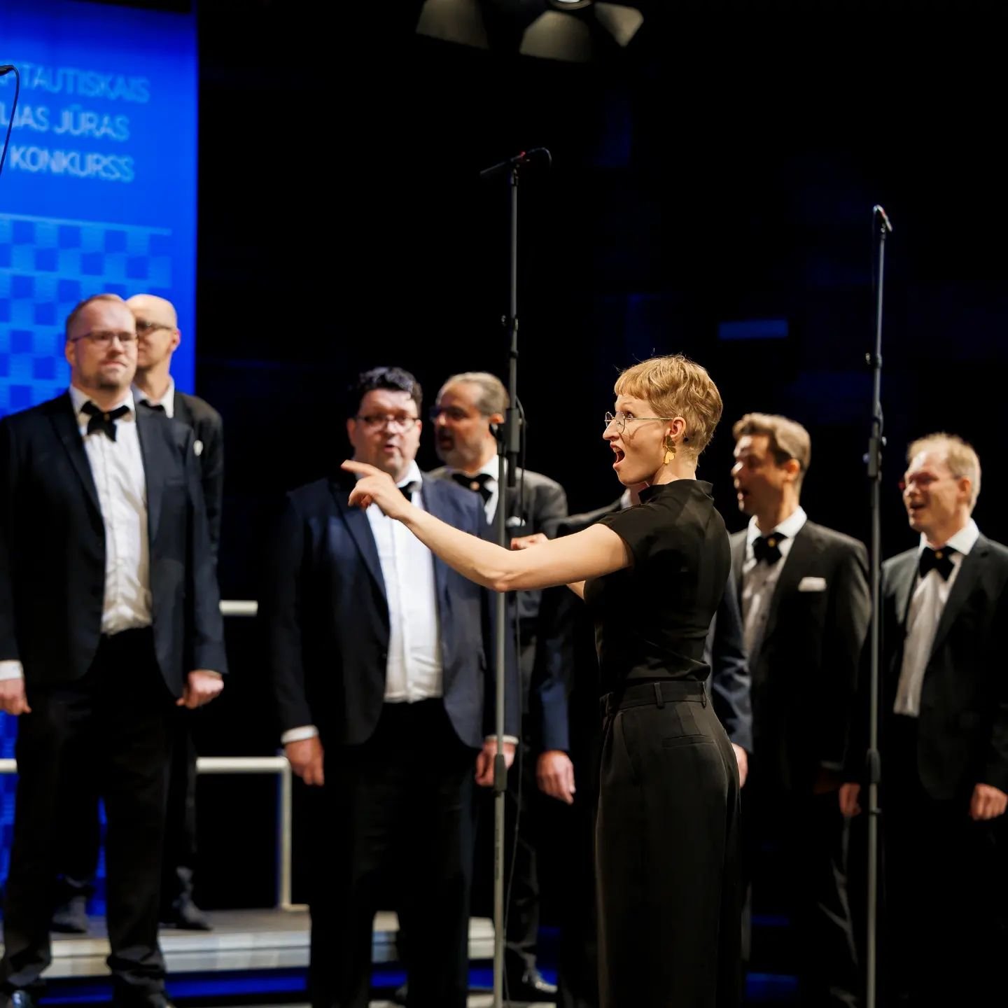 Tunnelmia reilun viikon takaa Latvian Jūrmalasta International Baltic Sea -kuorokisasta! 

Kisaan valmistautumisessa oltiin keskitytty @ahjoensemble 'n kanssa erityisesti musiikillisen ilmaisun ja lavalla el&auml;ytymisen vahvistamiseen. Onnistuttiin
