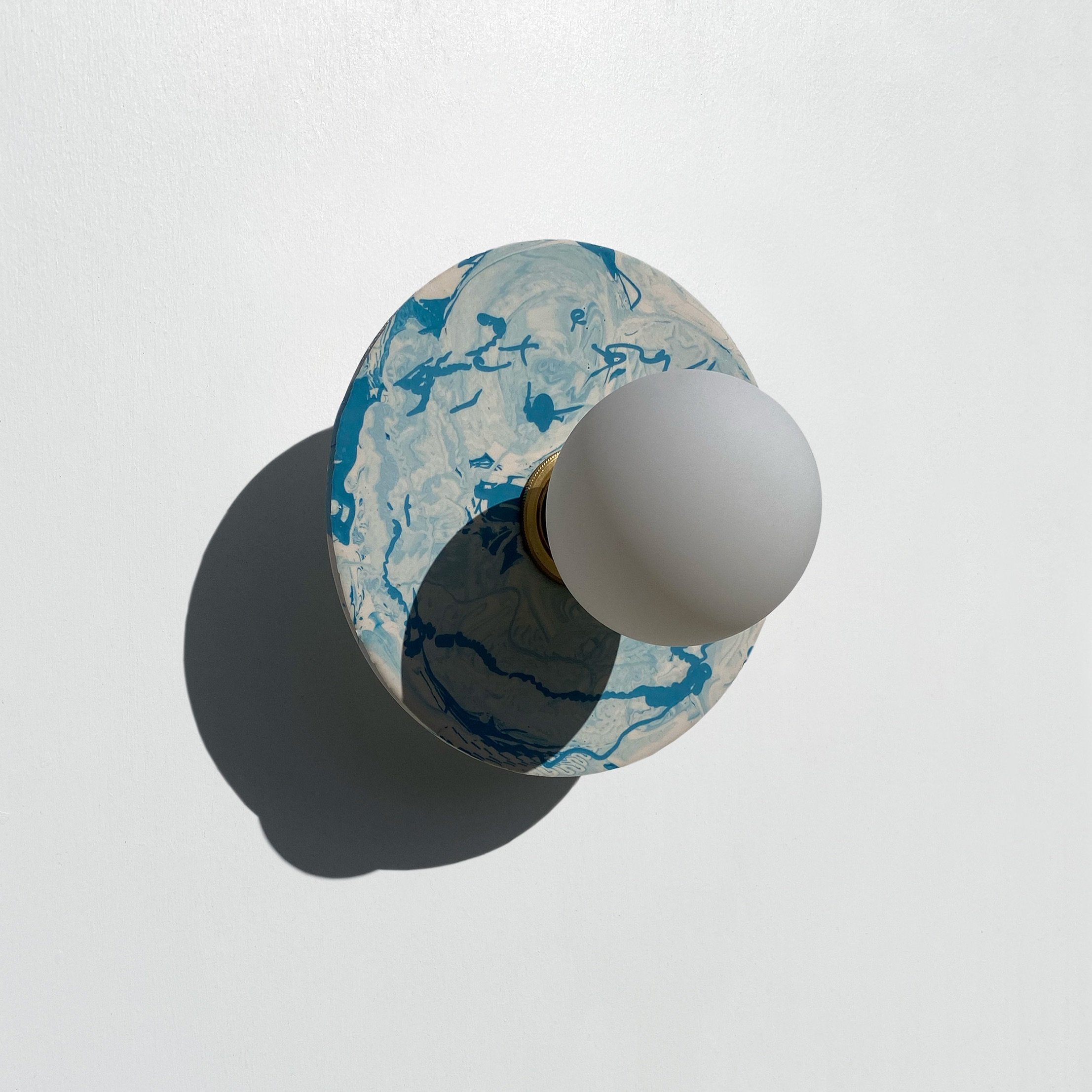 One of my favourites that is still available in the Sample Sale. Paired with our beautiful frosted Porcelain II bulb💡 

Blue and white marbled wall light 🔵⚪️🔵⚪️