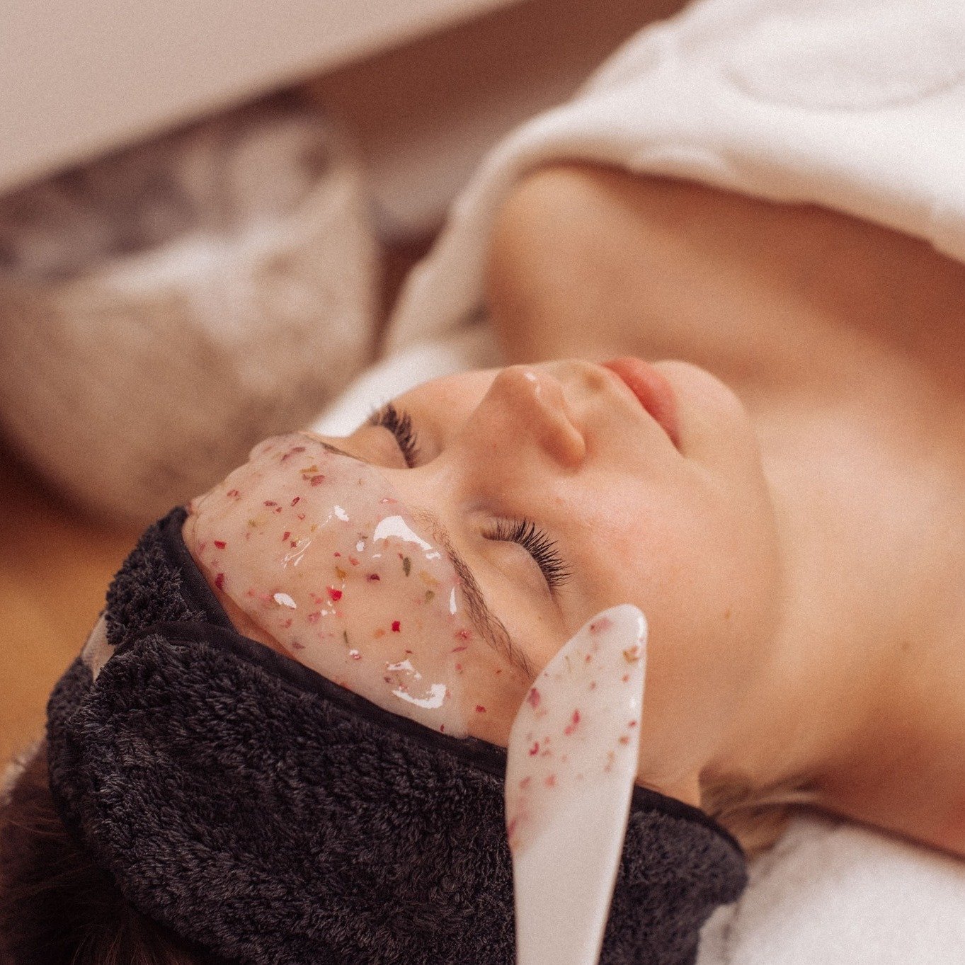 Ever tried Esthemax jelly masks? 🌟 These unique masks deliver incredible benefits for your skin! Here are 7 reasons why you'll love them:

1. 💧 *Hydration Boost*: The jelly texture deeply hydrates for a plump, moisturized complexion.
 
2. ❄️ *Sooth