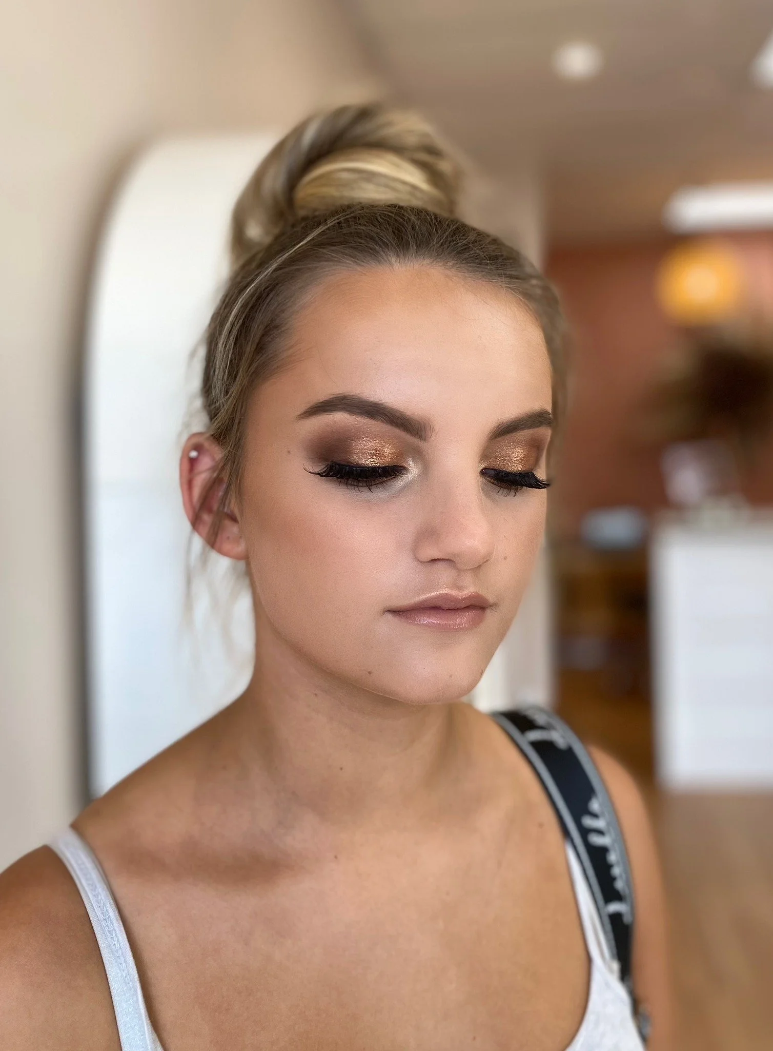 ✨ Check out this stunning glowy, bronzed ball glam &mdash; the ultimate golden goddess vibes! 🔥💫 #BronzedBeauty #GlowyMakeup #BallGlam