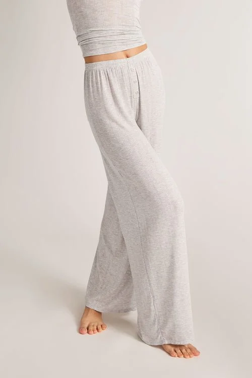 Lounge_WhippedTrackPant_Cloud_Ksenia_01.jpg