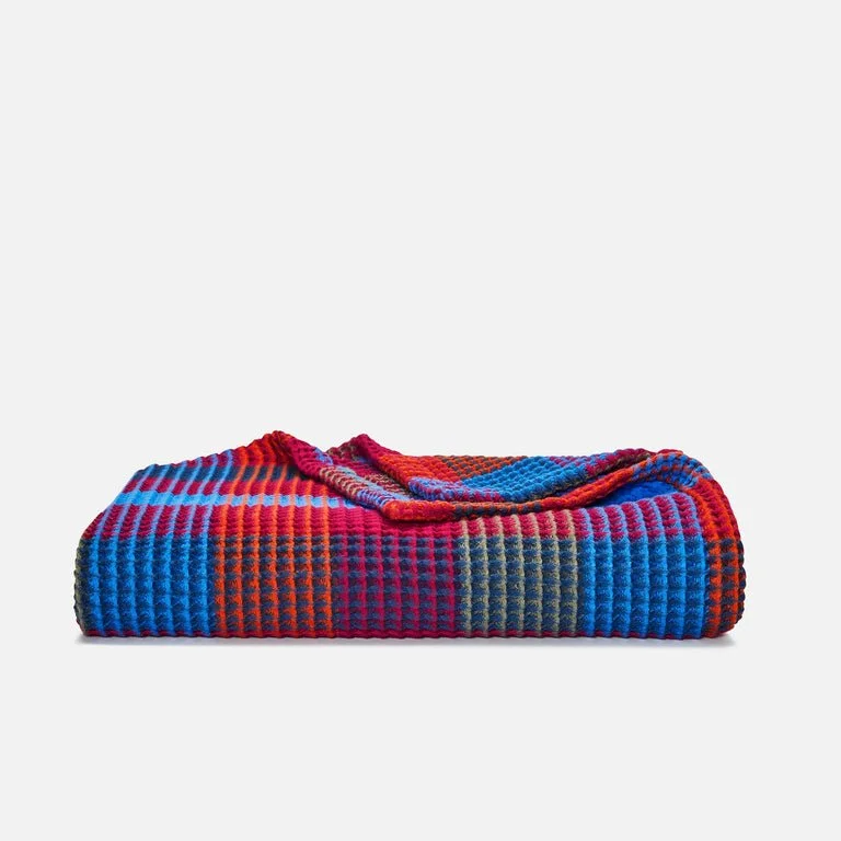 BKL_25-08_Bedding_Throws_Waffle_RaspberryCheck_1x_WOgrey_768x.jpg