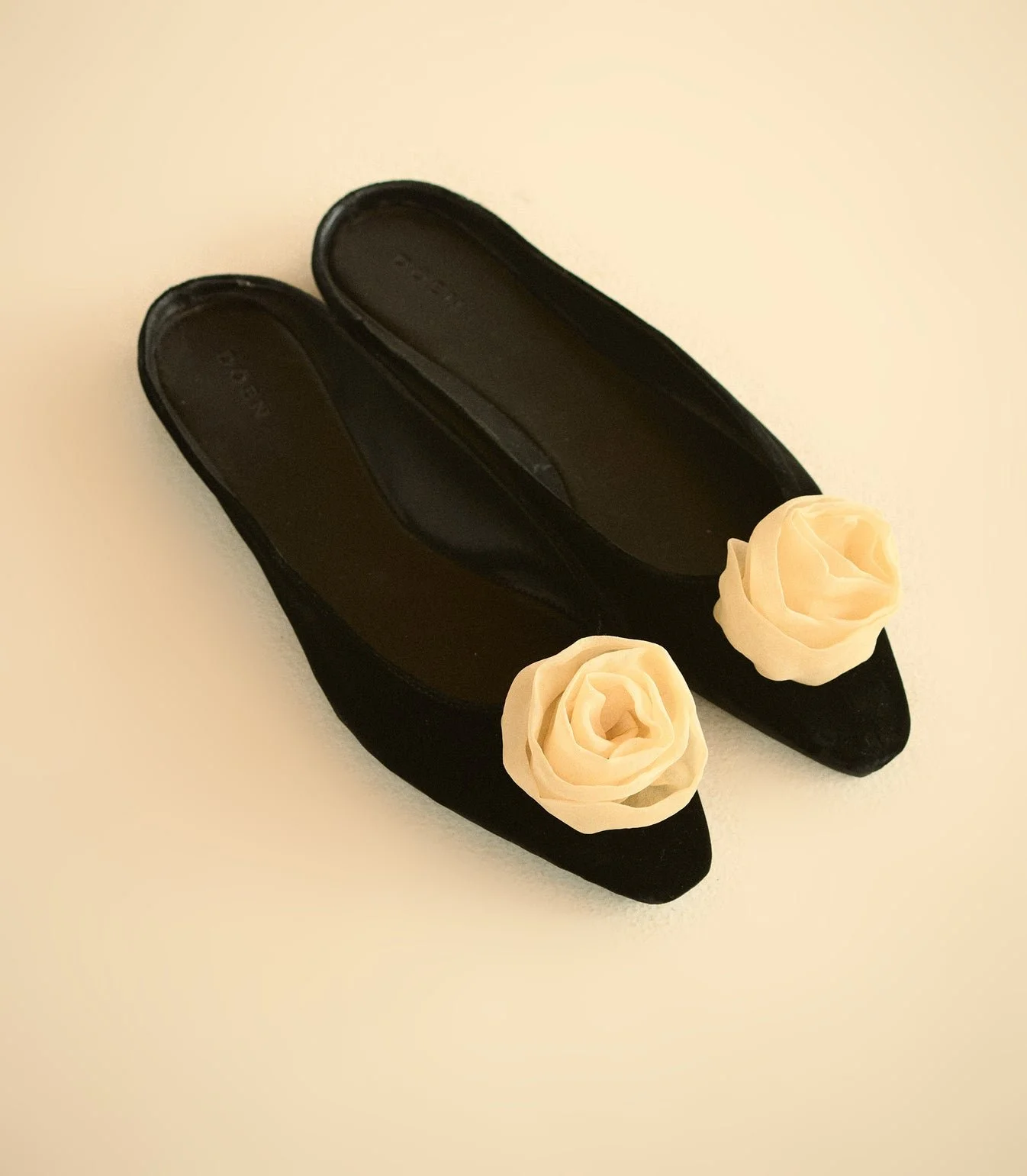 LILLIASLIPPER_BLACKVELVET_01.jpg