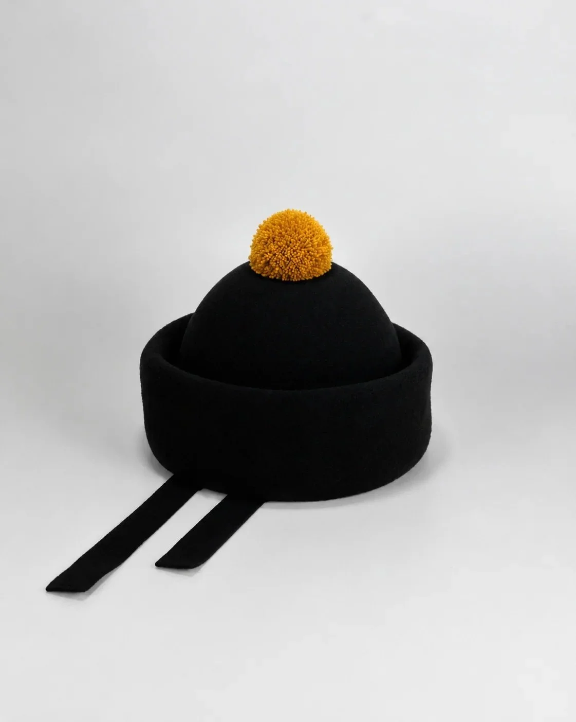 Schwarze_Wintermuetze_mit_goldenem_Bommel.jpeg