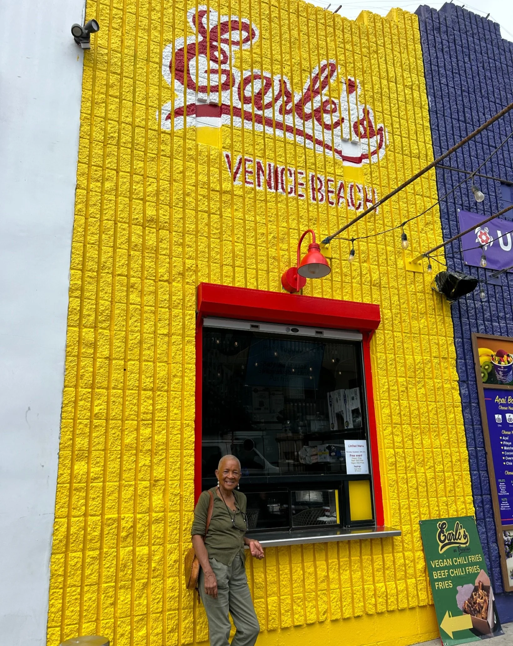 Mama Earle got her FREE Vegan or Beef Chili Fries & Playas Punch here at Earle’s on Venice Beach! ππ₯€
It’s a beautiful day, pull up! ποΈ
π1827 Ocean Front Walk, Venice 90291
π(323)886-5449
#freefries #earles #venicebeach #grandope