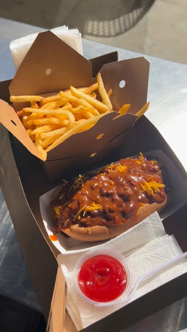 Orders going out at our NEW Venice Beach location π€©
What’s your order??ππ
π1827 Ocean Front Walk (right next to Marathon Burger)
π11am-8pm Fridays-Sundays
#orderup #counter #window #spicybeef #veganchilidog #skinnyfries