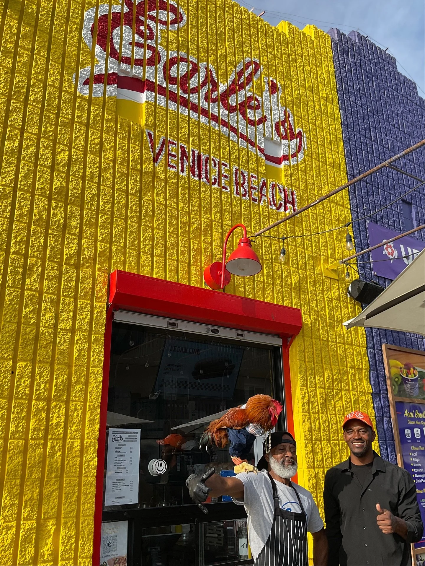 Have you ever seen a chicken this fly?! 🐓
@46sanders pulled up to Earle&rsquo;s on Venice Beach 🏖️🌭

Unfortunately Venice Beach will be closed for the rest of this weekend due to rain 🌧️
We will reopen next weekend!

📍1827 Ocean Front Walk, Veni