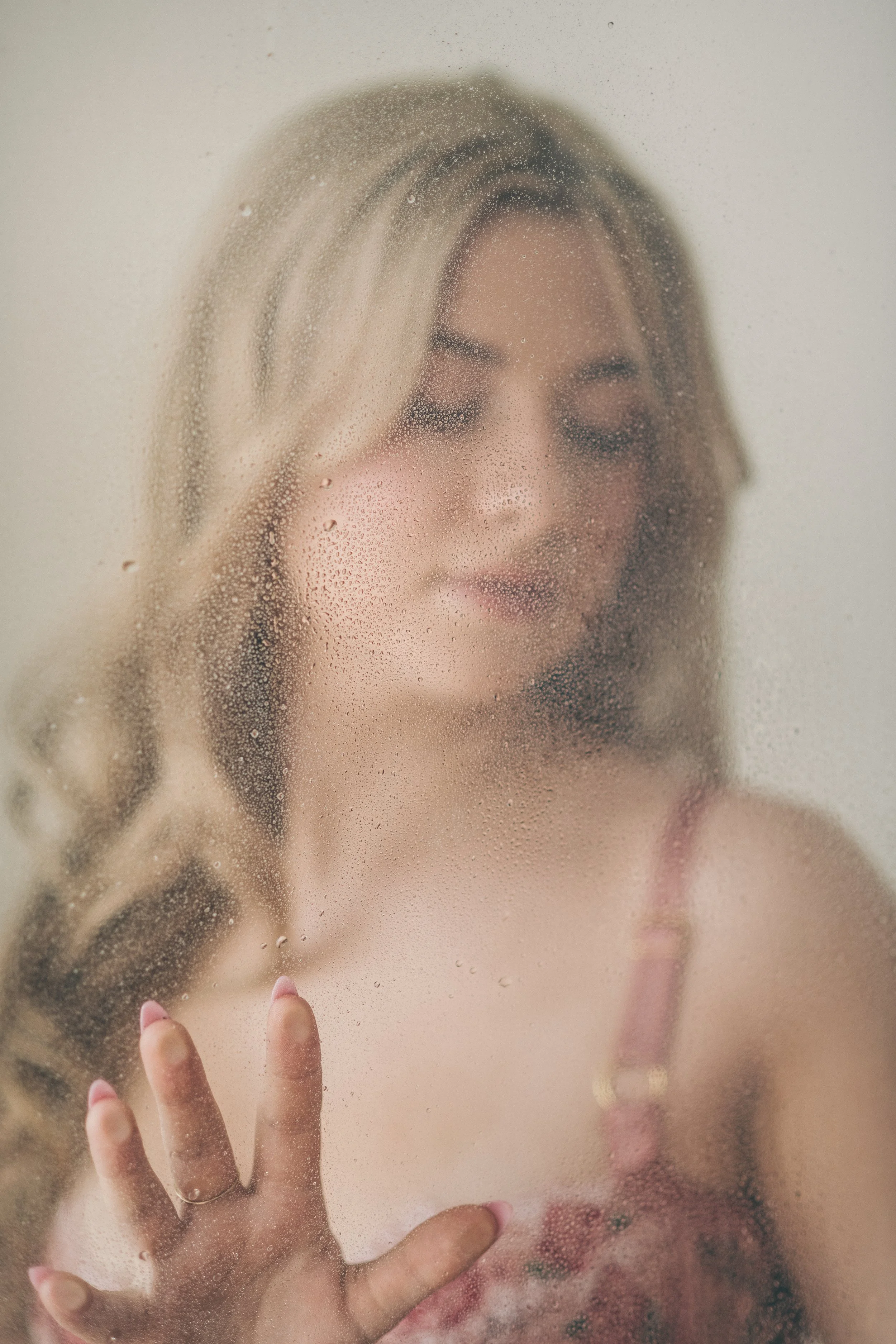 sabrinacarpenter_shower01.jpg