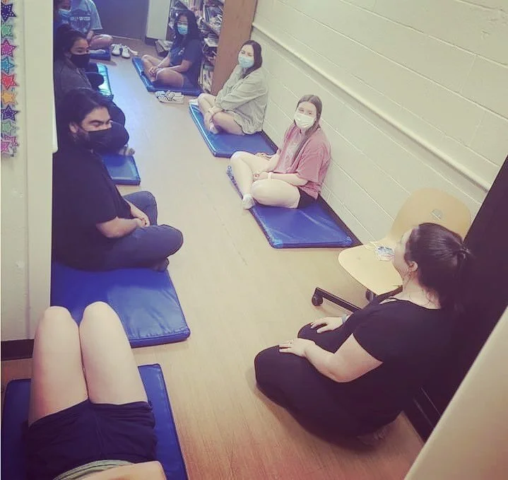 For National Student Employee Appreciation Week, I was asked to lead this group of @utaustintx students in a community yoga session. In typical school fashion, we were resourceful and used what we had to make our practice meaningful and functional! F