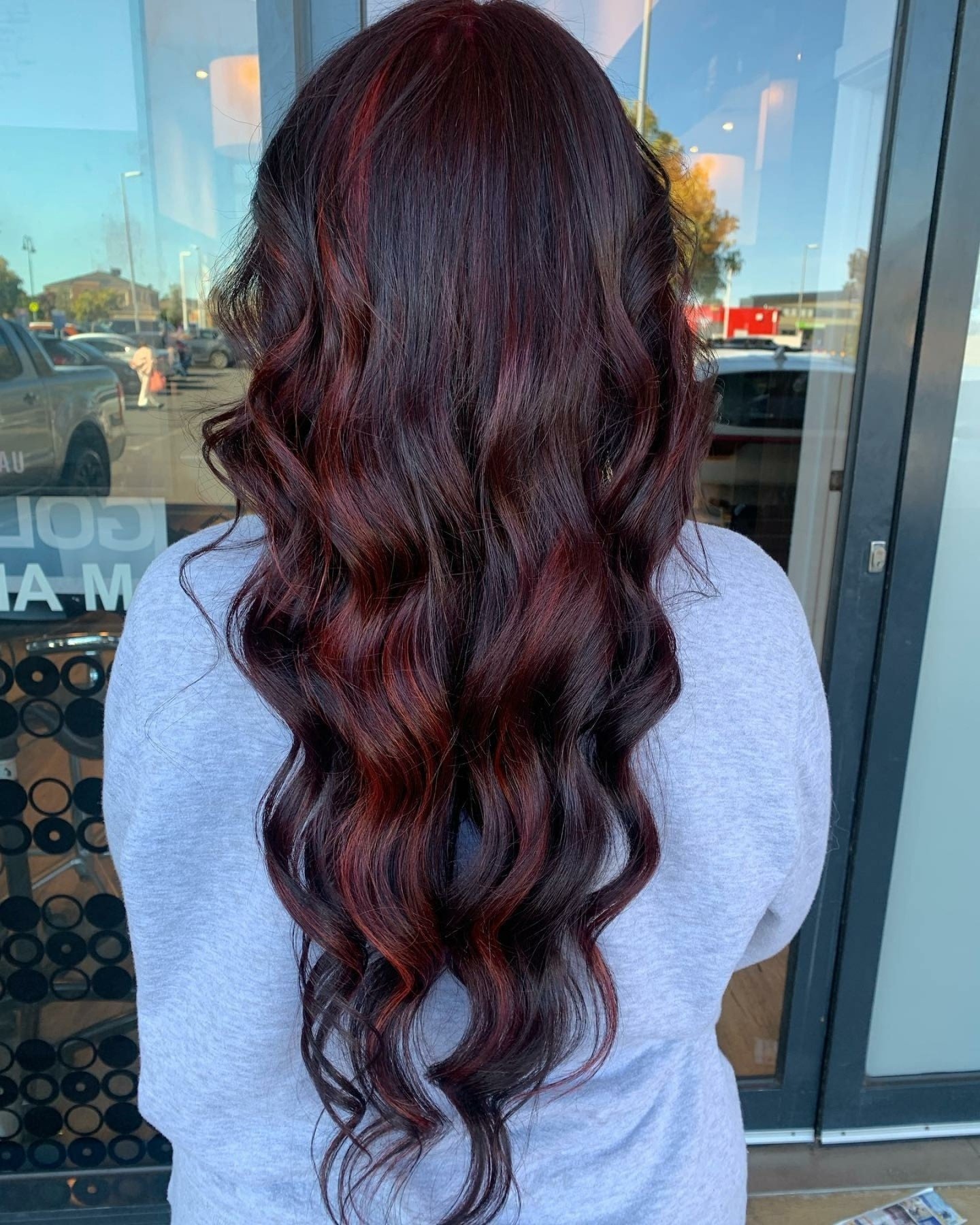 We are loving this subtle, glossy red tone. Colour doesn't have to be loud. If you're thinking of a change we can help you find the perfect shade. ❣️