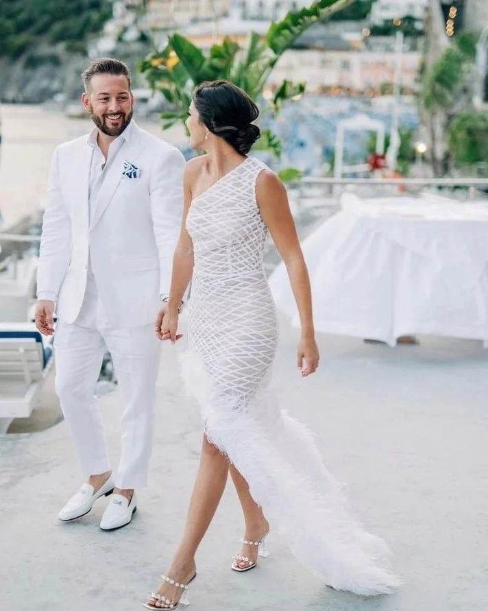 This dream destination wedding! 🤍💒🇮🇹
 .
.
.
.
.
✂Alterations📍 

👗
▪︎alter neckline on sequin &amp; feather gown
▪︎take in darts on bodice

👗
▪︎ruffle silver &amp; white gown add cups
▪︎alter back of gown into scoop back
▪︎add boning
▪︎replace 