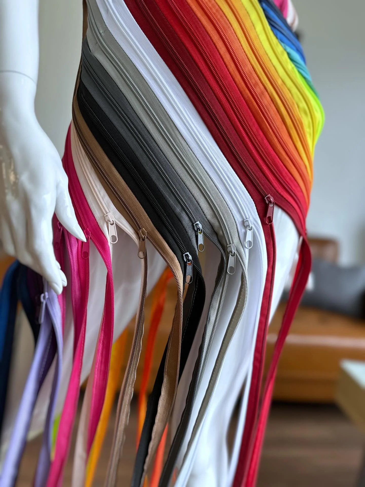 🪡 🤍🩷🩵🤎🖤❤️🧡💛💚💙💜 🧵