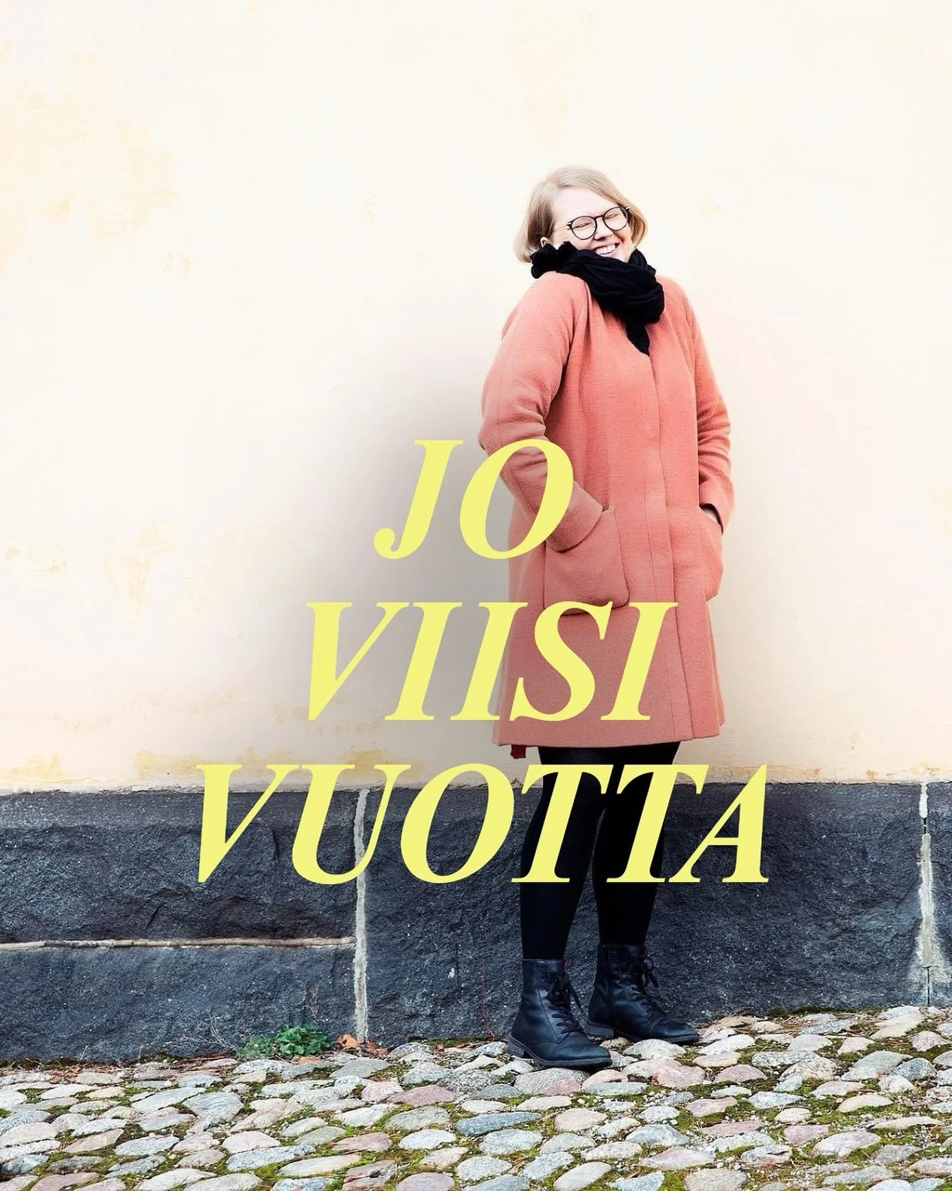 ❣️What! Studio Behm t&auml;ytti t&auml;n&auml;&auml;n jo 5 vuotta!

Viiden vuoden kunniaksi poimintoja vuosien varrelta graafisen suunnittelun projekteista, joita olen rakastanut!🥰 (&auml;h, n&auml;it&auml; olis paljon lis&auml;&auml;)

✨Ekana vuonn