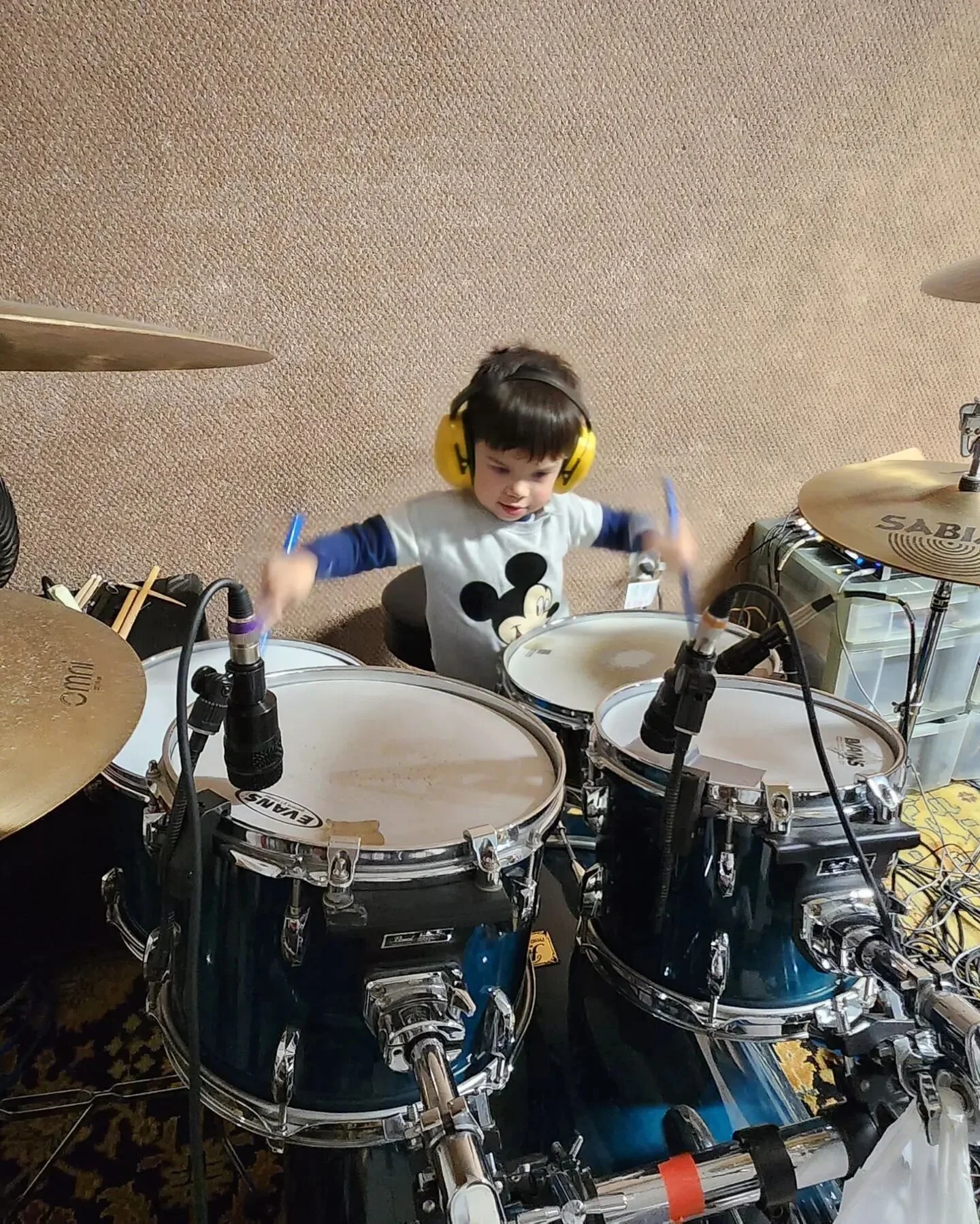 Might have to bring this guy to play drums for my next recording session 😄❤️
