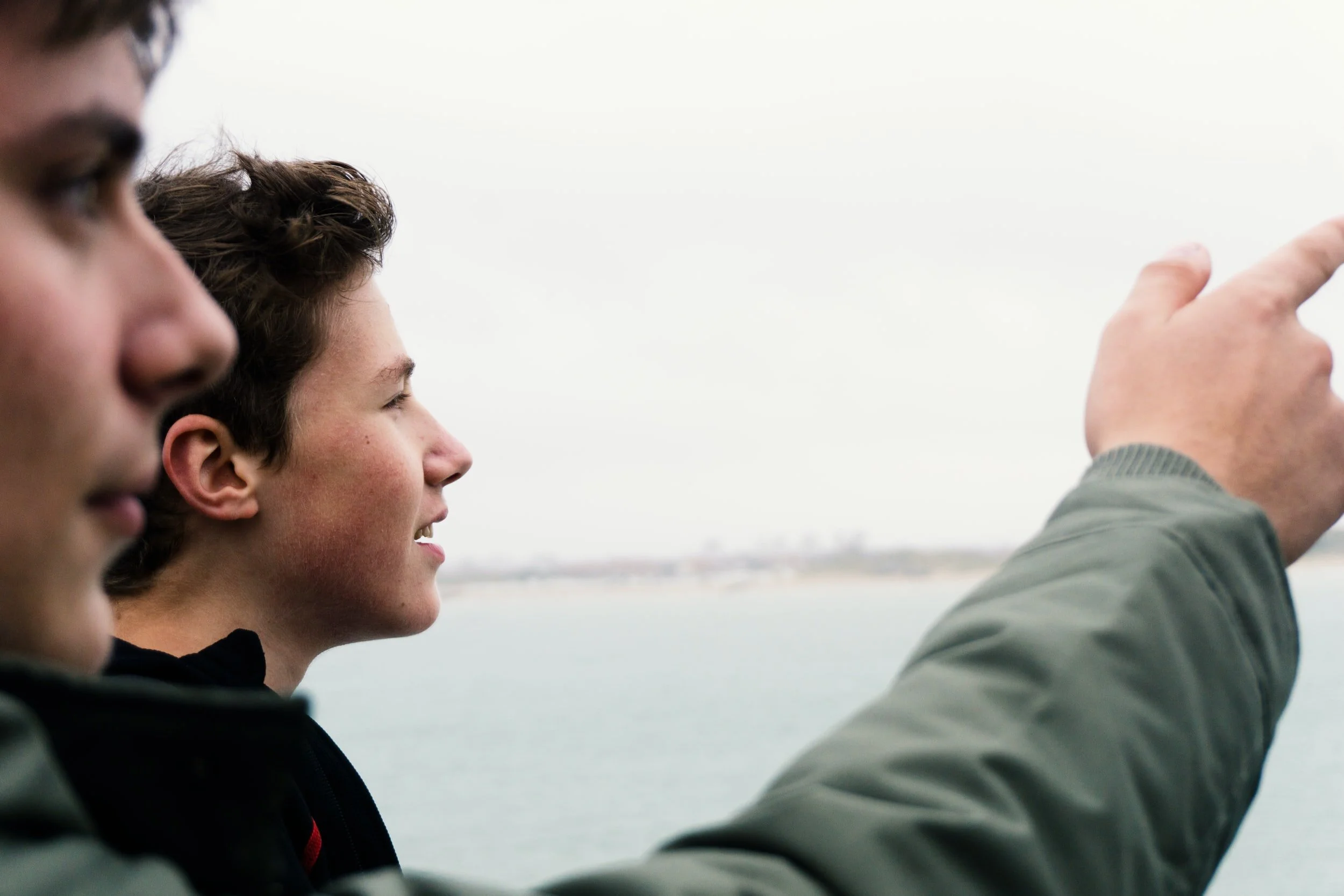 Человек смотрит на диск. Парень смотрит форум. Парень со смартфоном. Двое мужчин беседуют. Человек у окна.