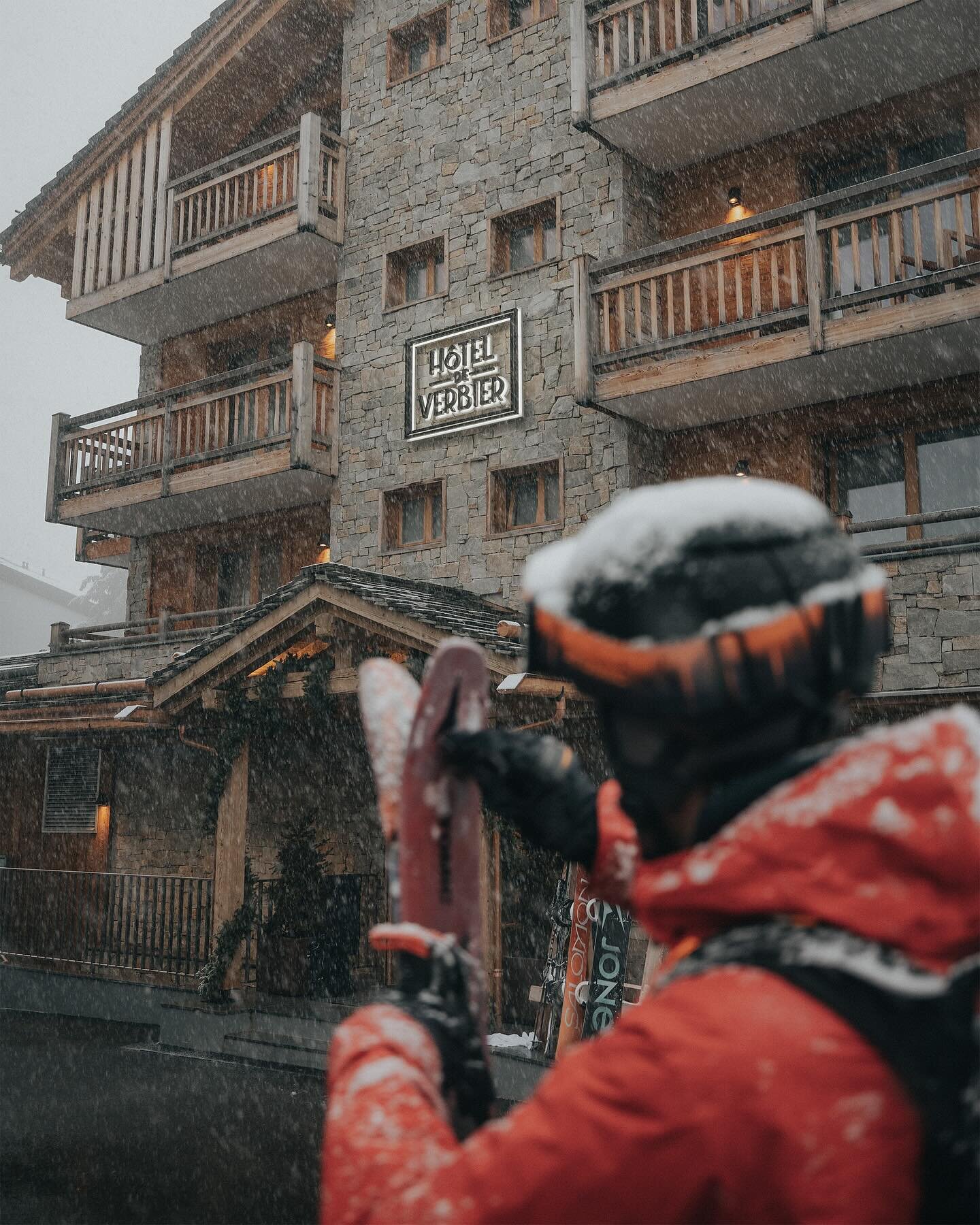 V E R B I E R  D A Y S // A few glimpses of what an epic day looks like in @verbier. I really miss the cozy morning light hitting our room and the fresh powder so much⛷️❄️

Big shout out to the boys @bxnmxclean @ramiravasio and @ashrr for an incredib