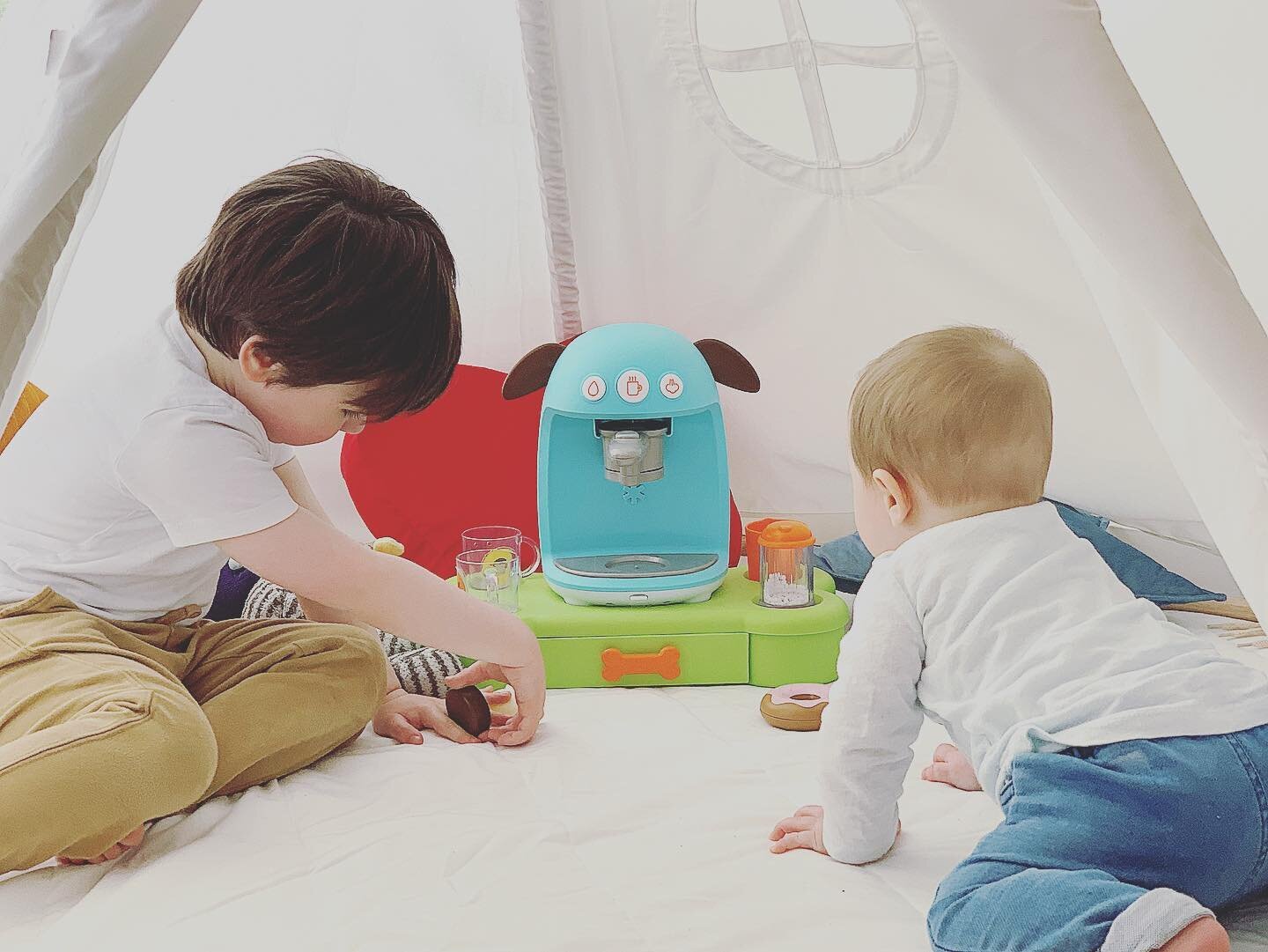 All 3 of the boys love this coffee machine from @skiphop.aunz 
If only they could get up in the morning and make actual coffee for us...
Use code &lsquo;SIMONWHITE&rsquo; for 15% off full priced items @thestorknest