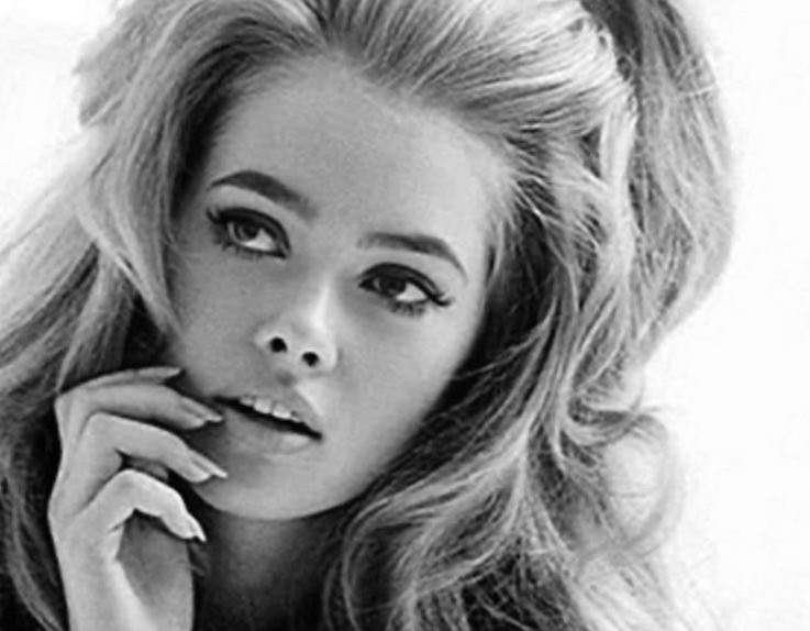 Elegant boudoiruttrykk med fokus på styrke og nærhet 