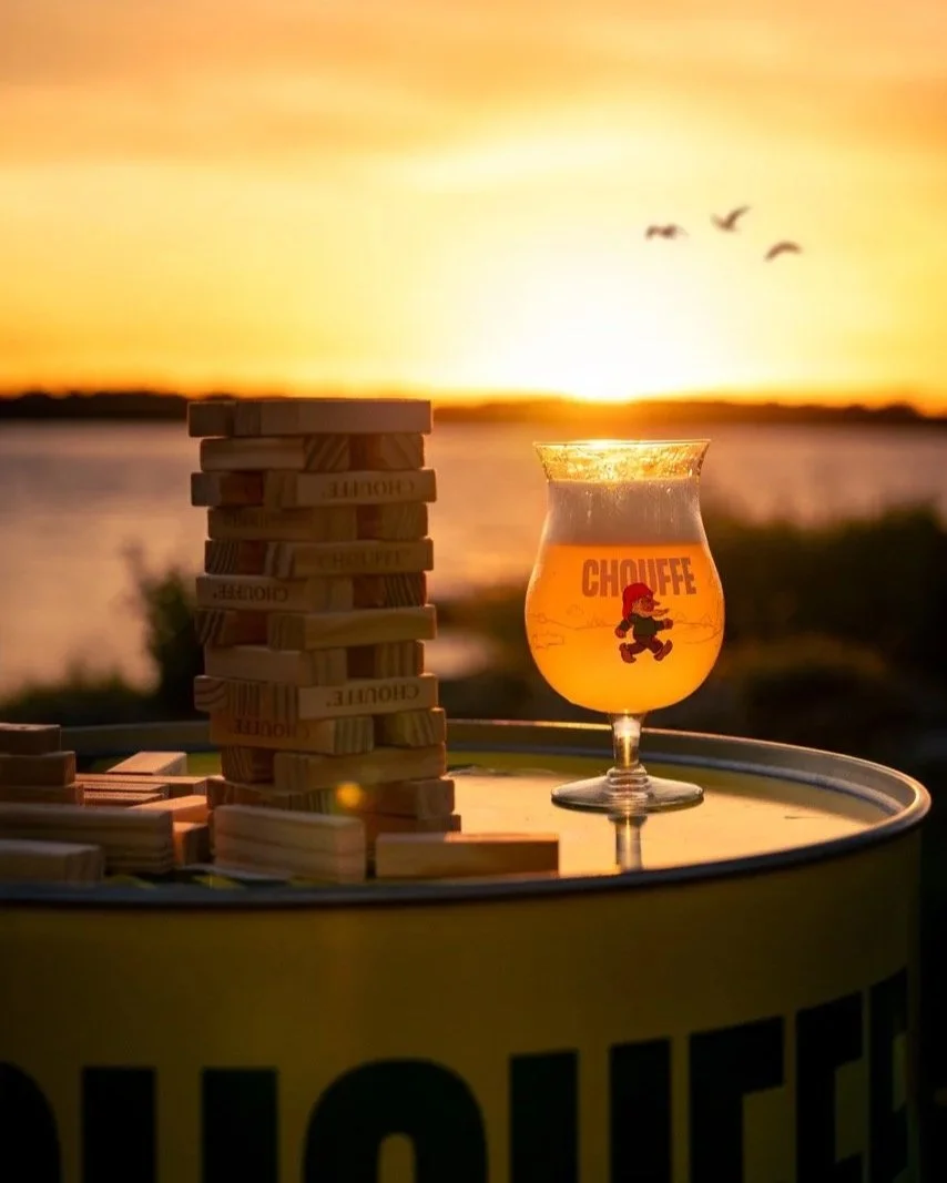 Verre de bière La Chouffe au coucher du soleil, terrasse de guinguette