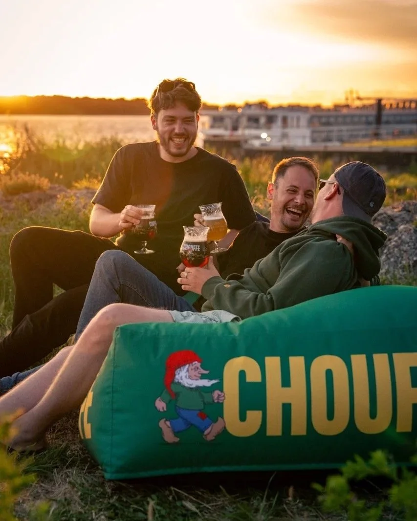 Amis avec des bières La Chouffe, photo lifestyle