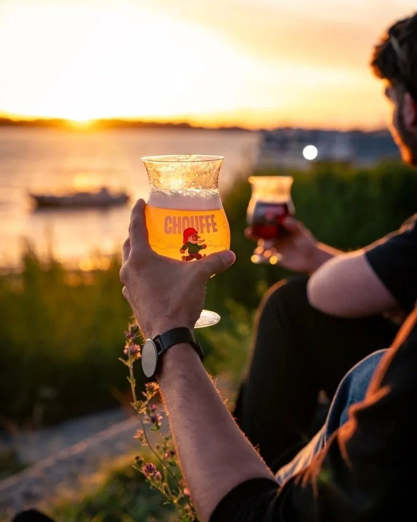 Gros plan sur la mousse d'une bière La Chouffe, photographie publicitaire